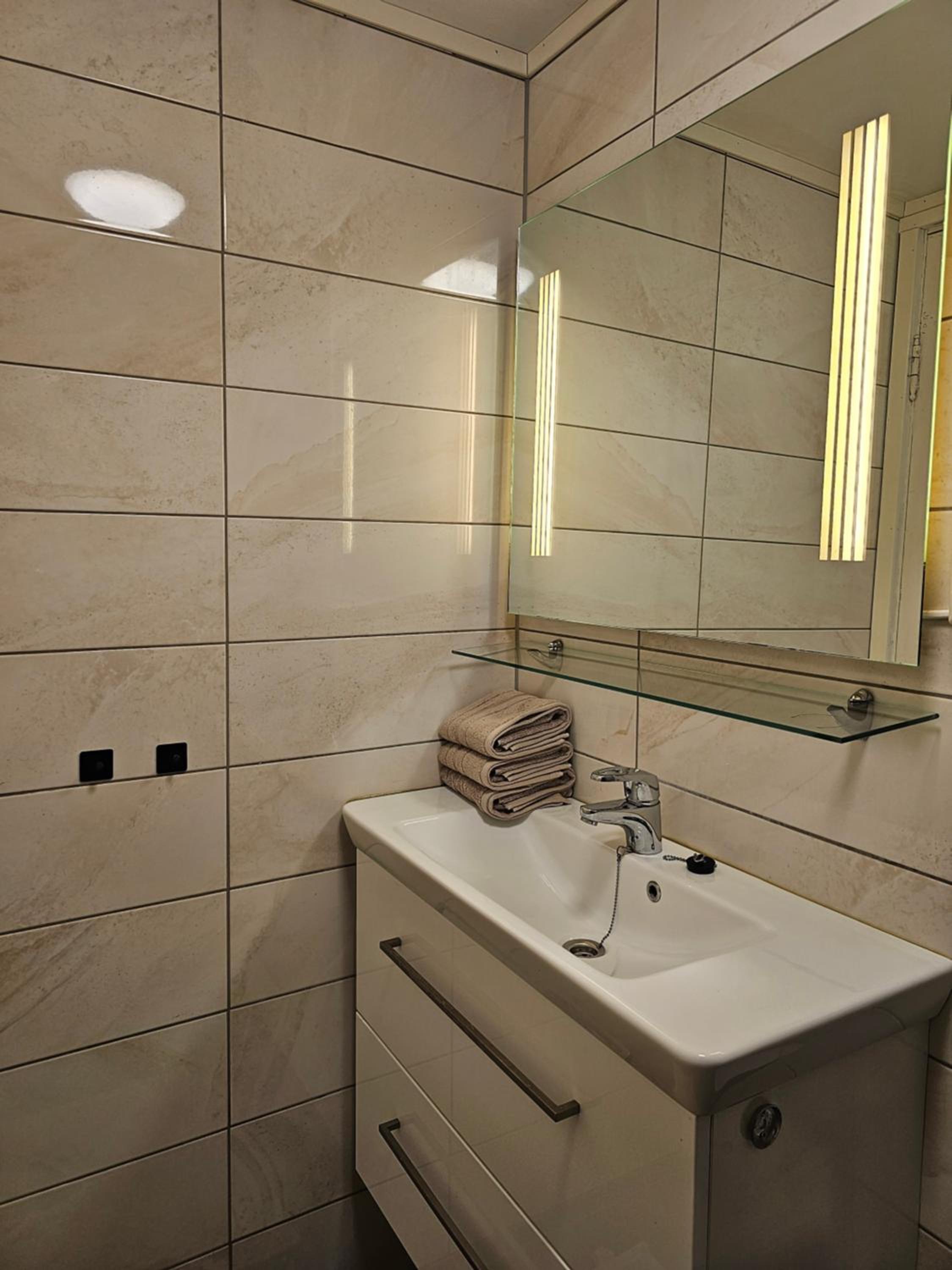 Lovely city center apartment with amazing views and free parking!