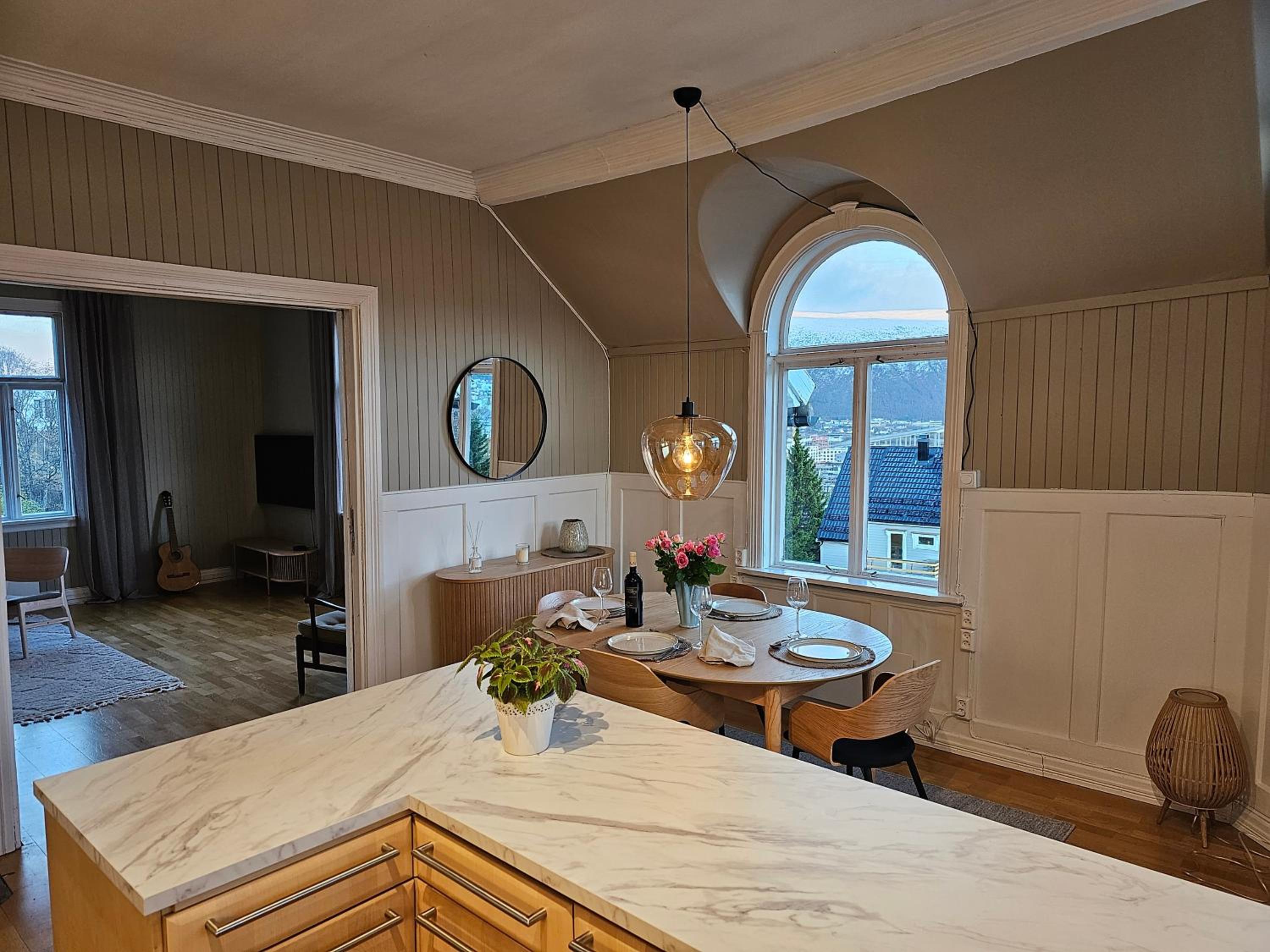 Lovely city center apartment with amazing views and free parking!
