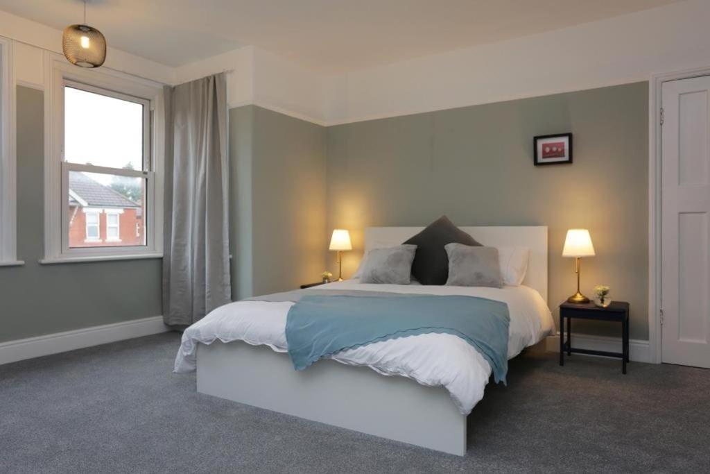 BOURNECOAST - SPACIOUS FLAT NEAR SHOPS/BEACH-FM182 view 3