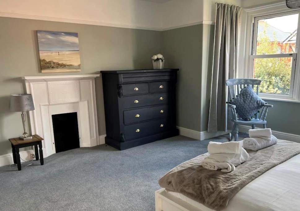 BOURNECOAST - SPACIOUS FLAT NEAR SHOPS/BEACH-FM182 view 4