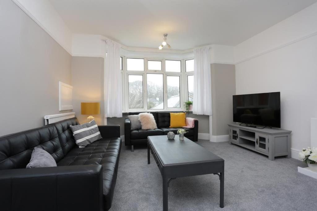 BOURNECOAST - SPACIOUS FLAT NEAR SHOPS/BEACH-FM182 view 5