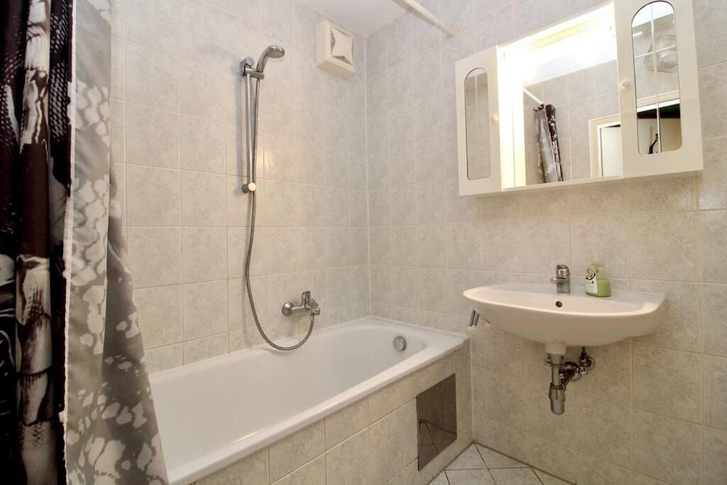 Cozy Apartment FREE parking