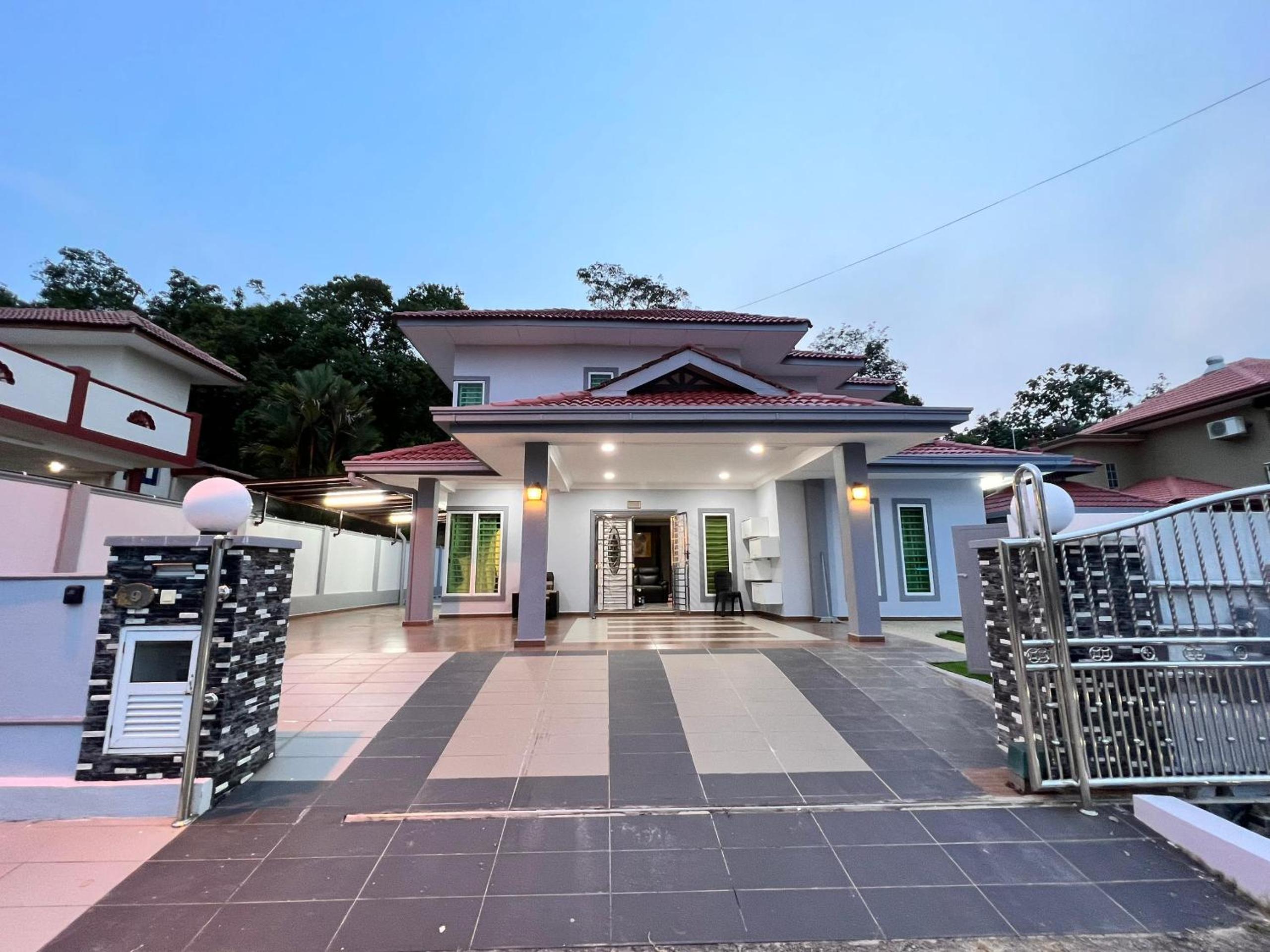 Bearbrick homestay with pool photo 3