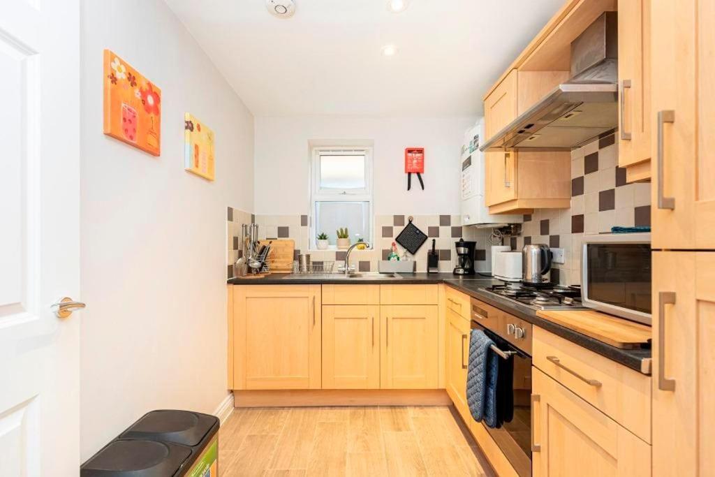 REEFSIDE by BOURNECOAST - A Delightful Holiday Apartment Just A Brief Walk to the Sandy Beaches - FM3070 view 5