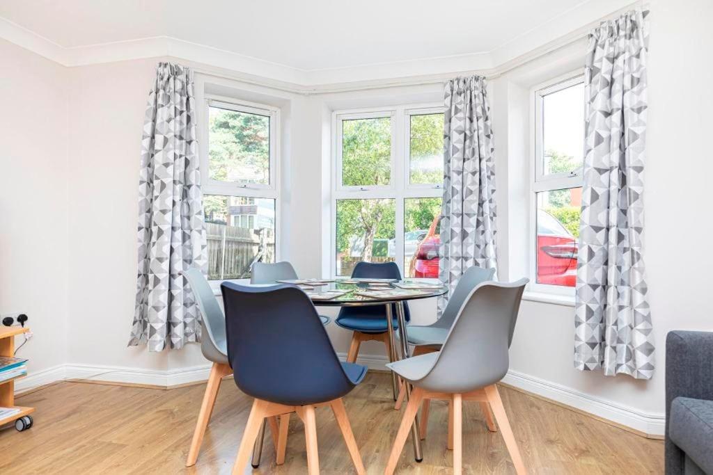 REEFSIDE by BOURNECOAST - A Delightful Holiday Apartment Just A Brief Walk to the Sandy Beaches - FM3070 view 3