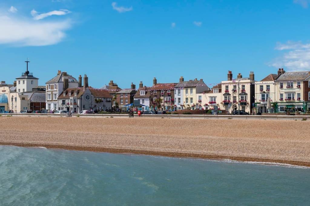 Pilots Lodge by Deal Castle with free parking