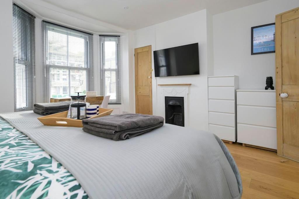 Pilots Lodge by Deal Castle with free parking