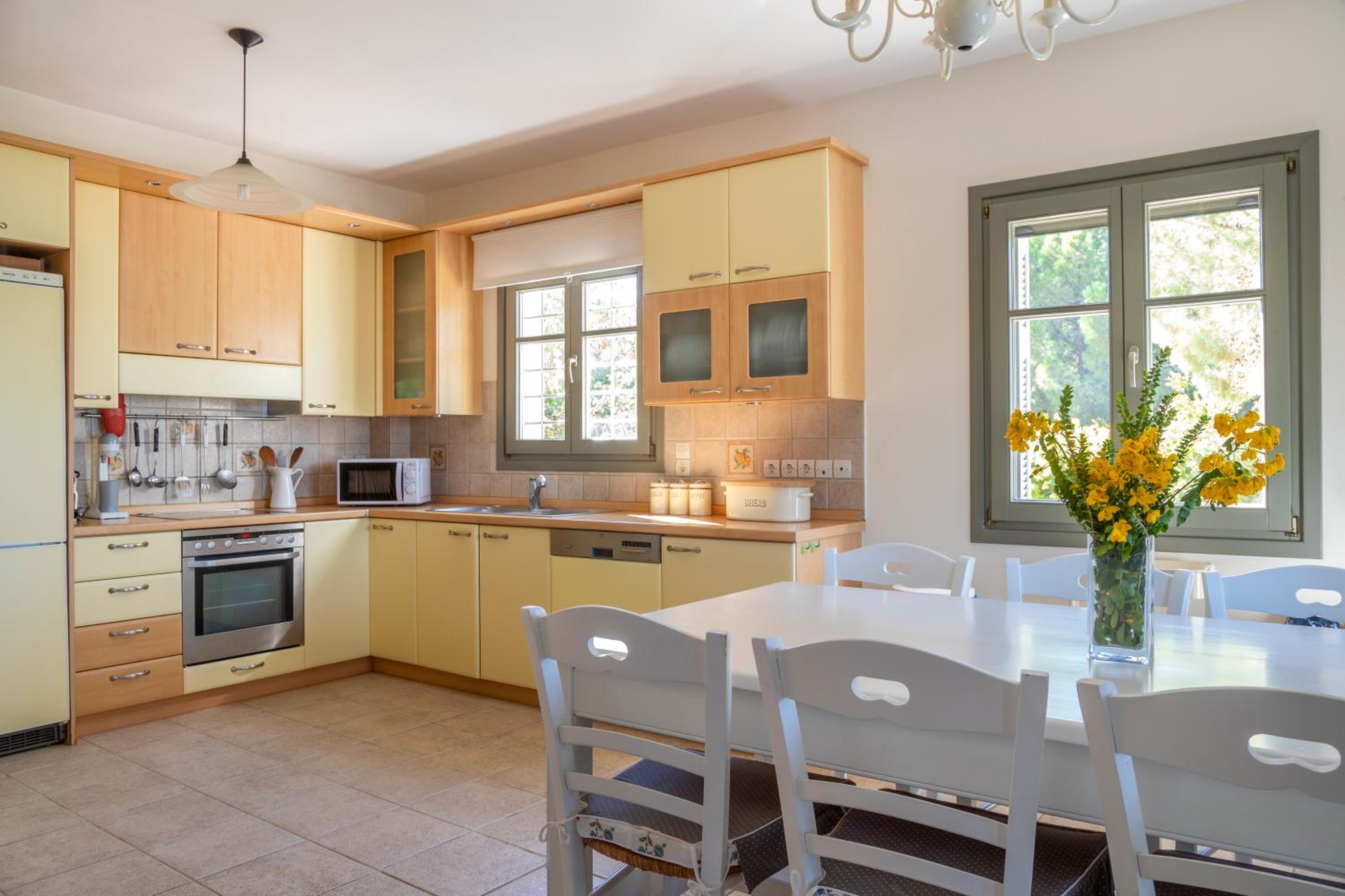 Villa Iris - Luxury traditional beachfront villa with swimming pool photo 5