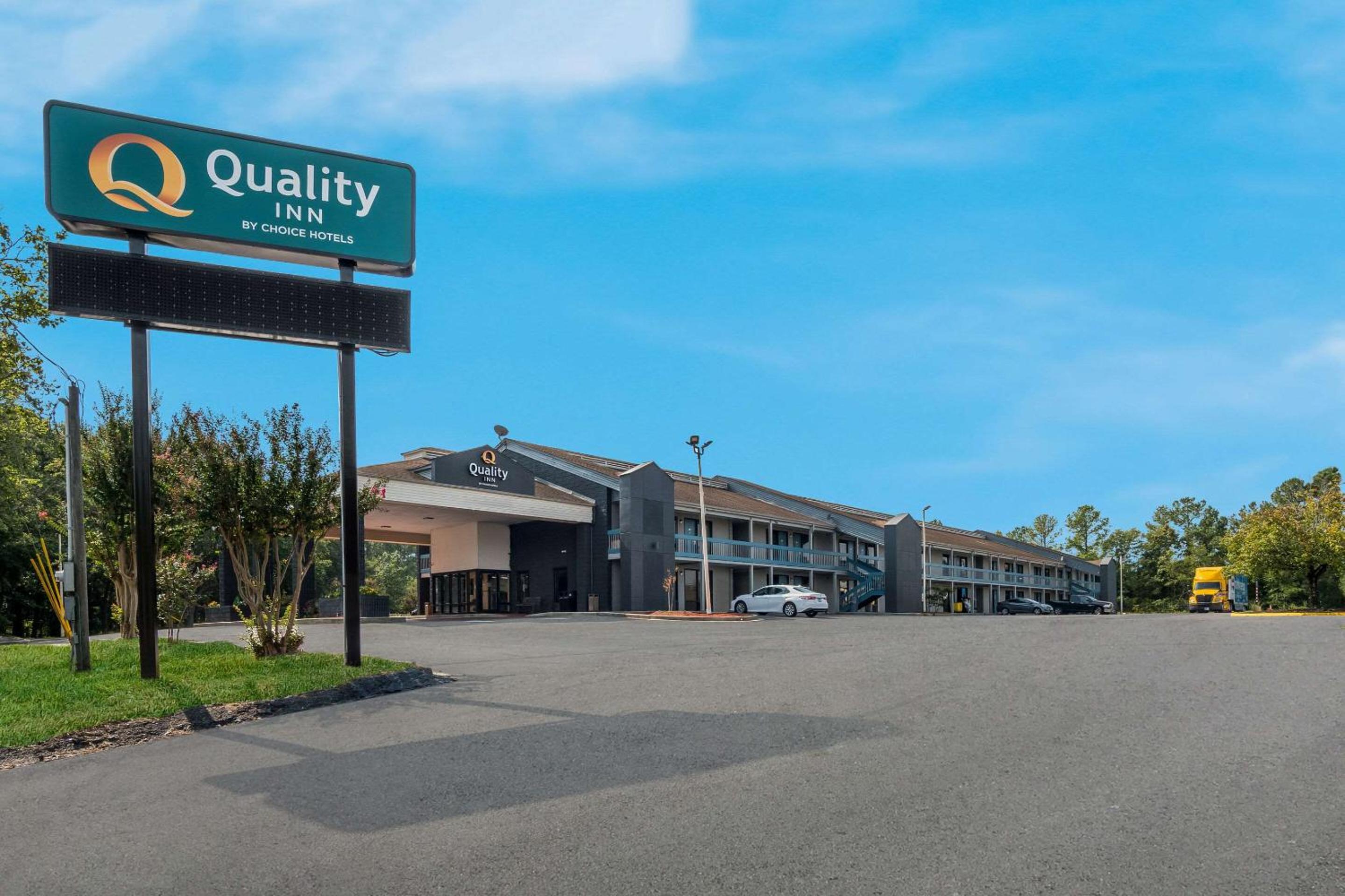 Hotel Quality Inn Fort Jackson - Image 1