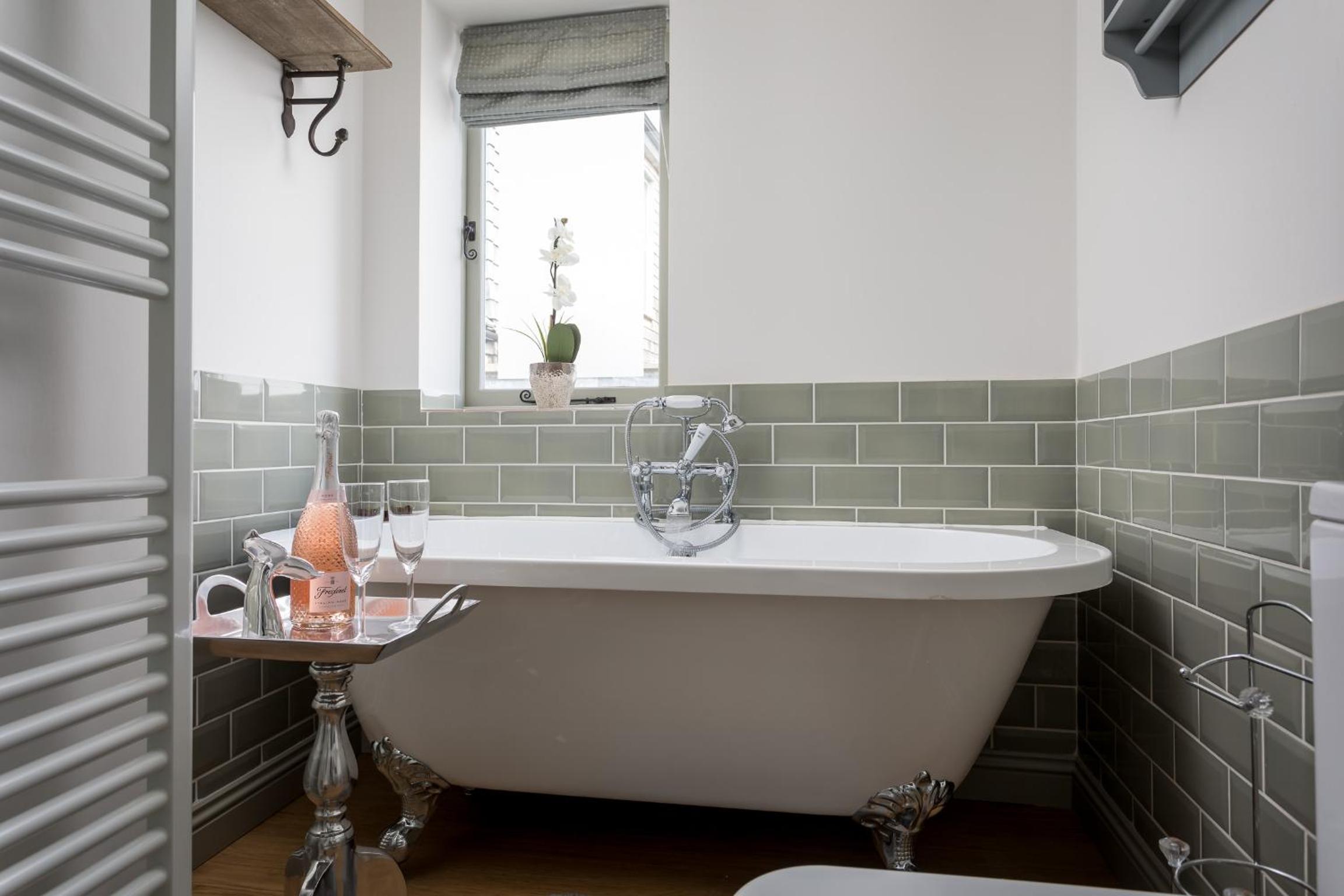 The Bolt Hole, Winchcombe, Charming Dog-Friendly Cottage view 4