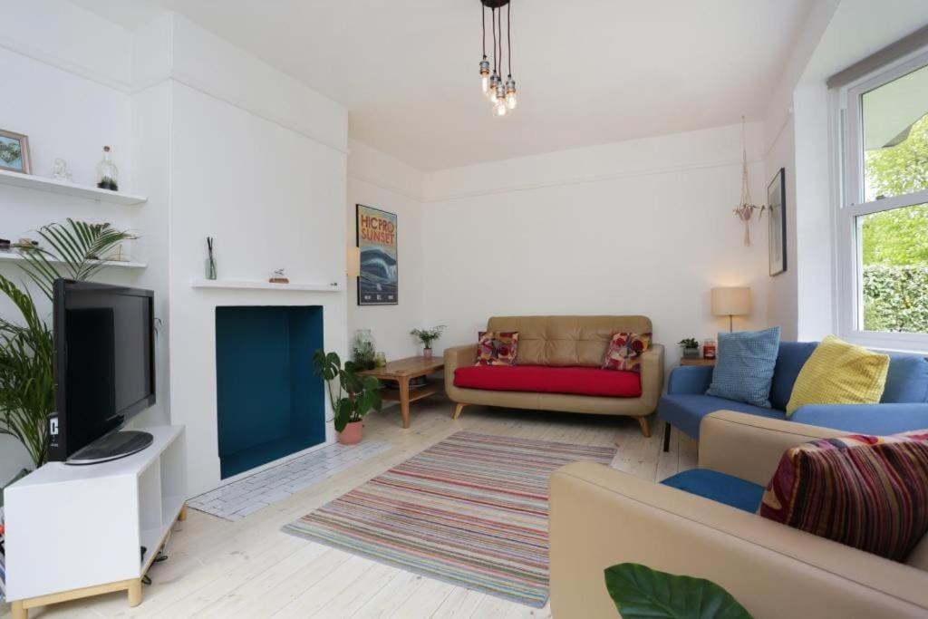 BRIARDENE AT BROADLANDS by BOURNECOAST - A Beautiful Large Family Home with a Garden and Parking in a Popular Area - HB7352 view 2