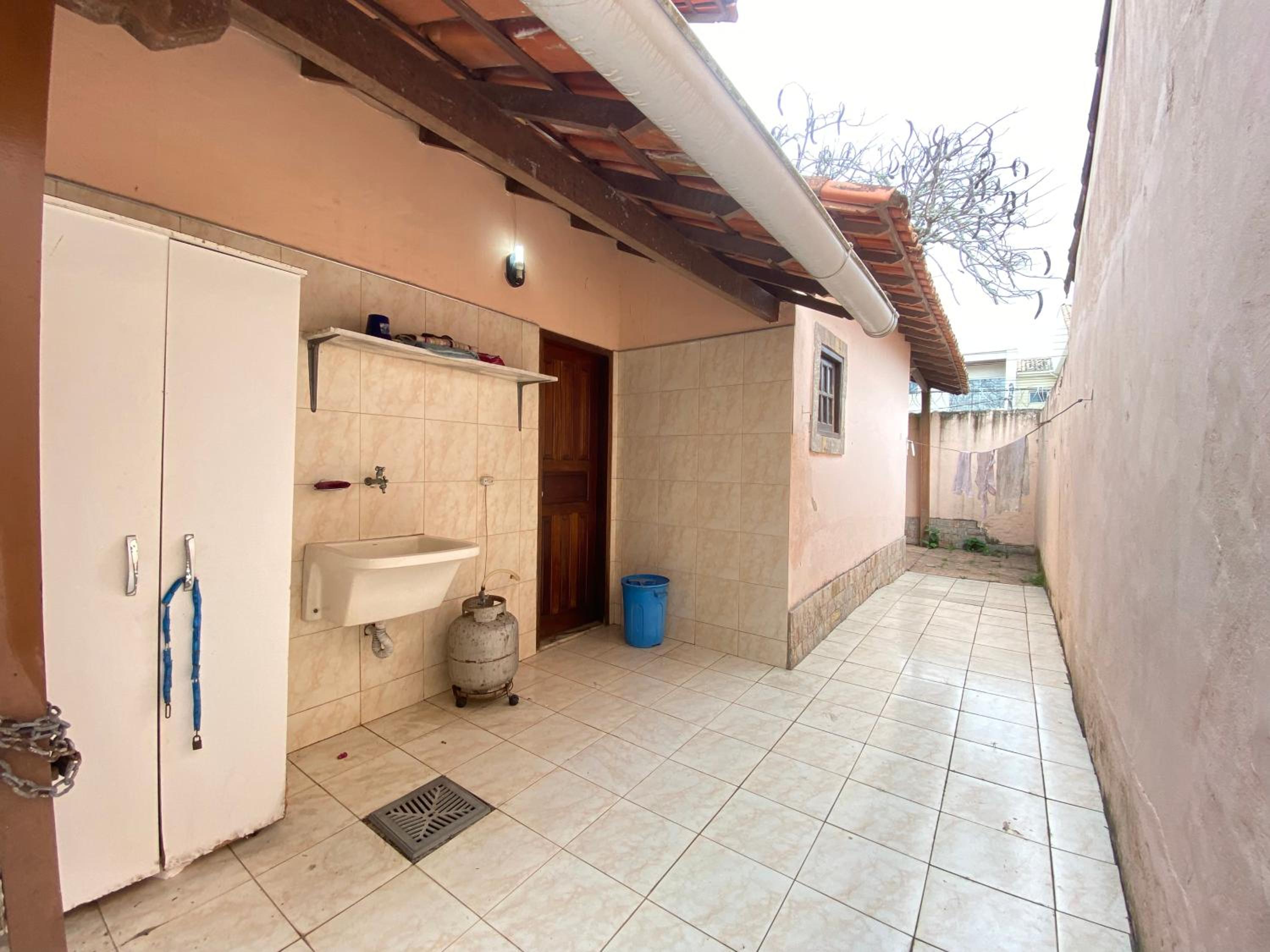 Casa com piscina próxima ao Shopping Park lagos