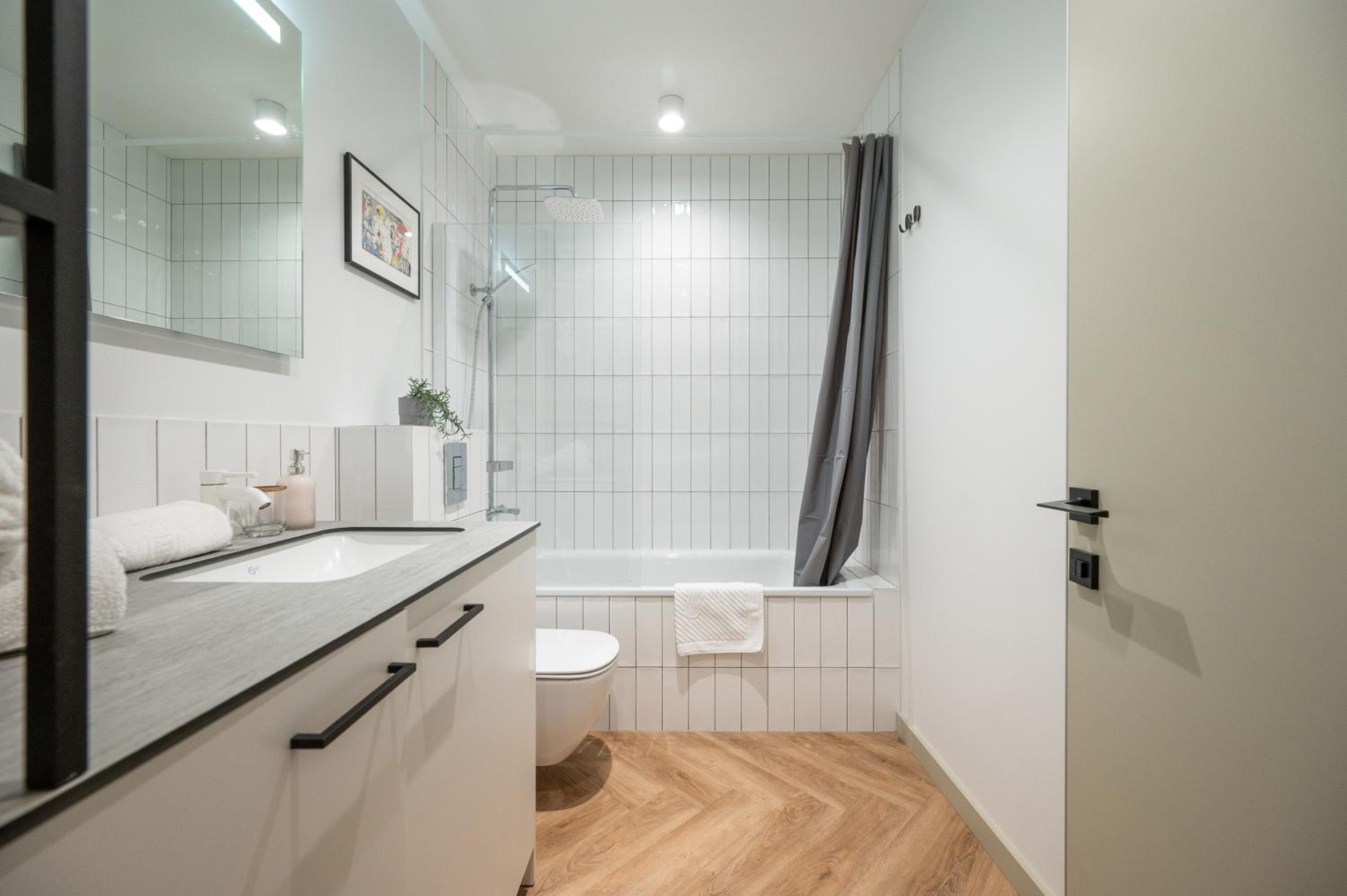 cohost I Lovely apt w-Balcony and Garage Prkg, by the River Walk view 3