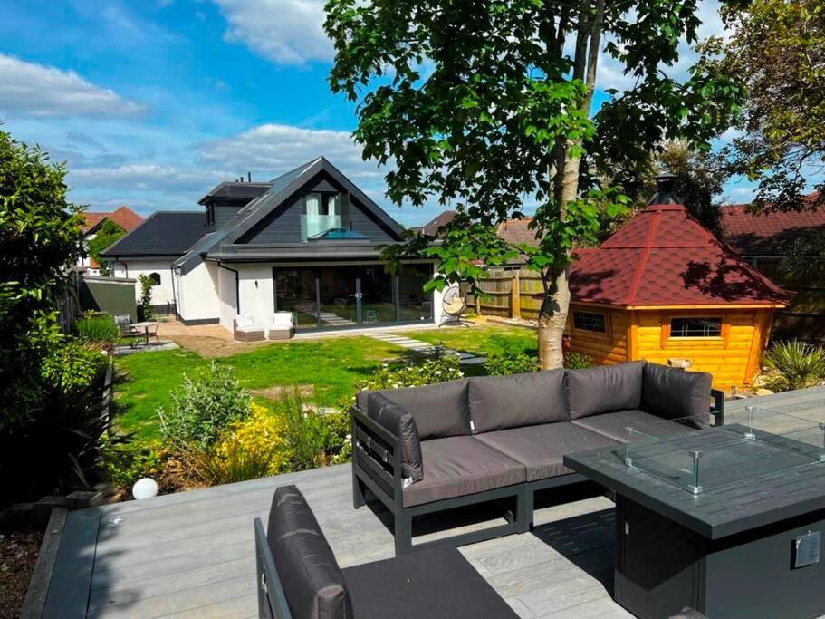 DRIFTWOOD by BOURNECOAST - An Exquisite Chalet Bungalow with a Sauna, BBQ Hut and Garden - HB6339 view 4