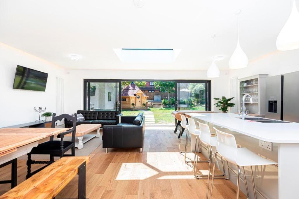 DRIFTWOOD by BOURNECOAST - An Exquisite Chalet Bungalow with a Sauna, BBQ Hut and Garden - HB6339 view 5