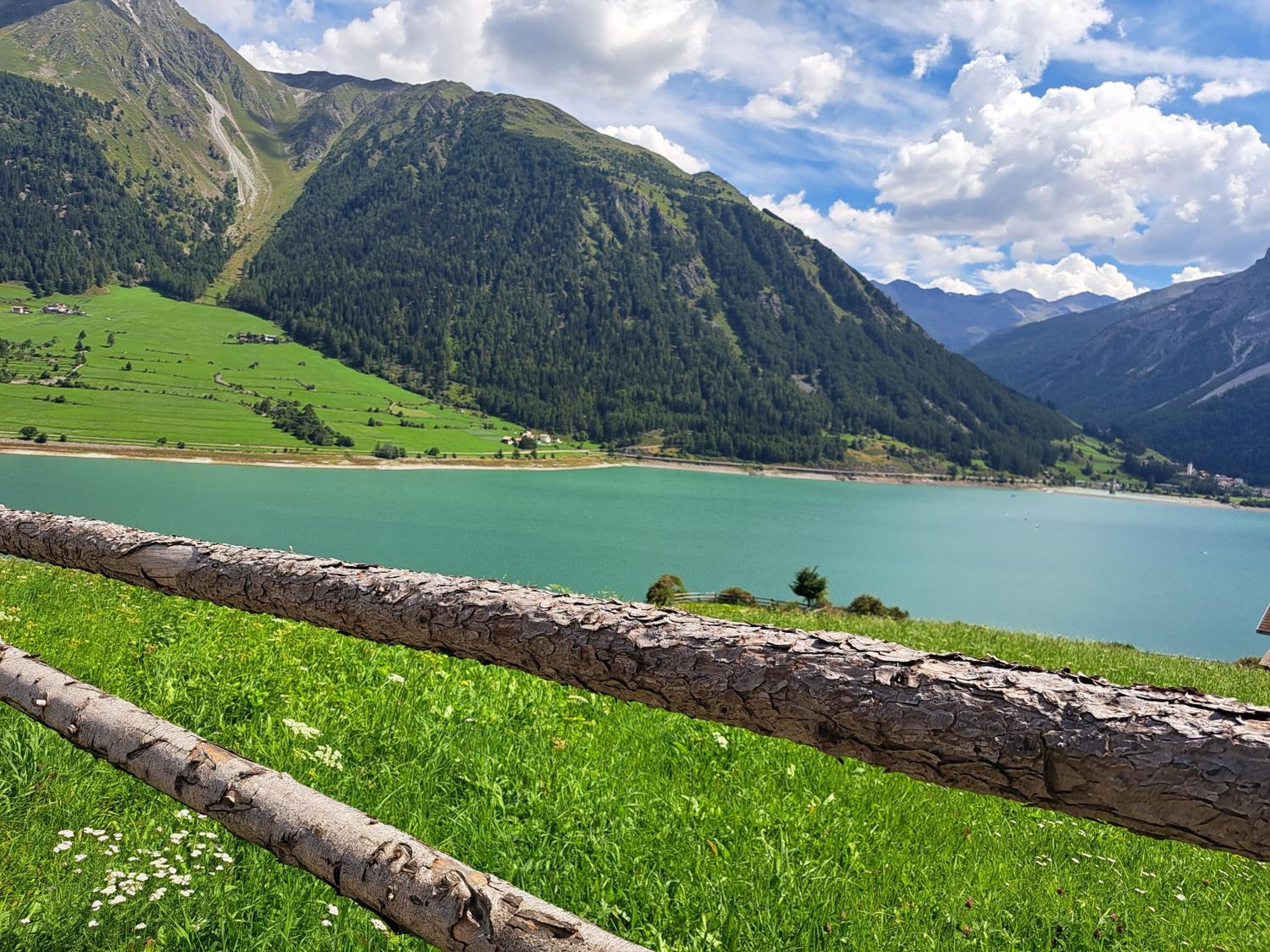 Apart am Brunnen