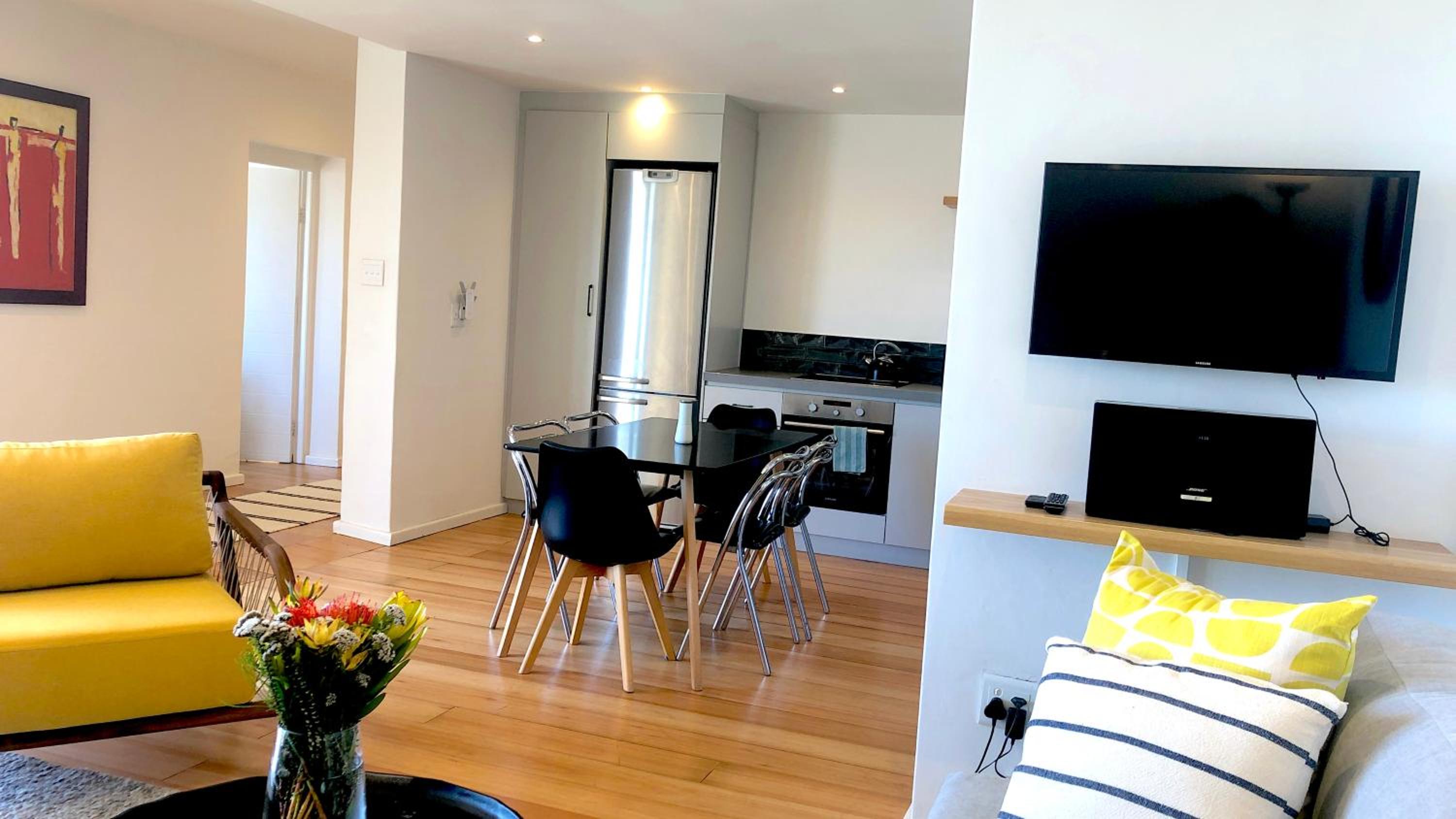 Mountain and Harbour Views - Grand Vue Cottage view 4