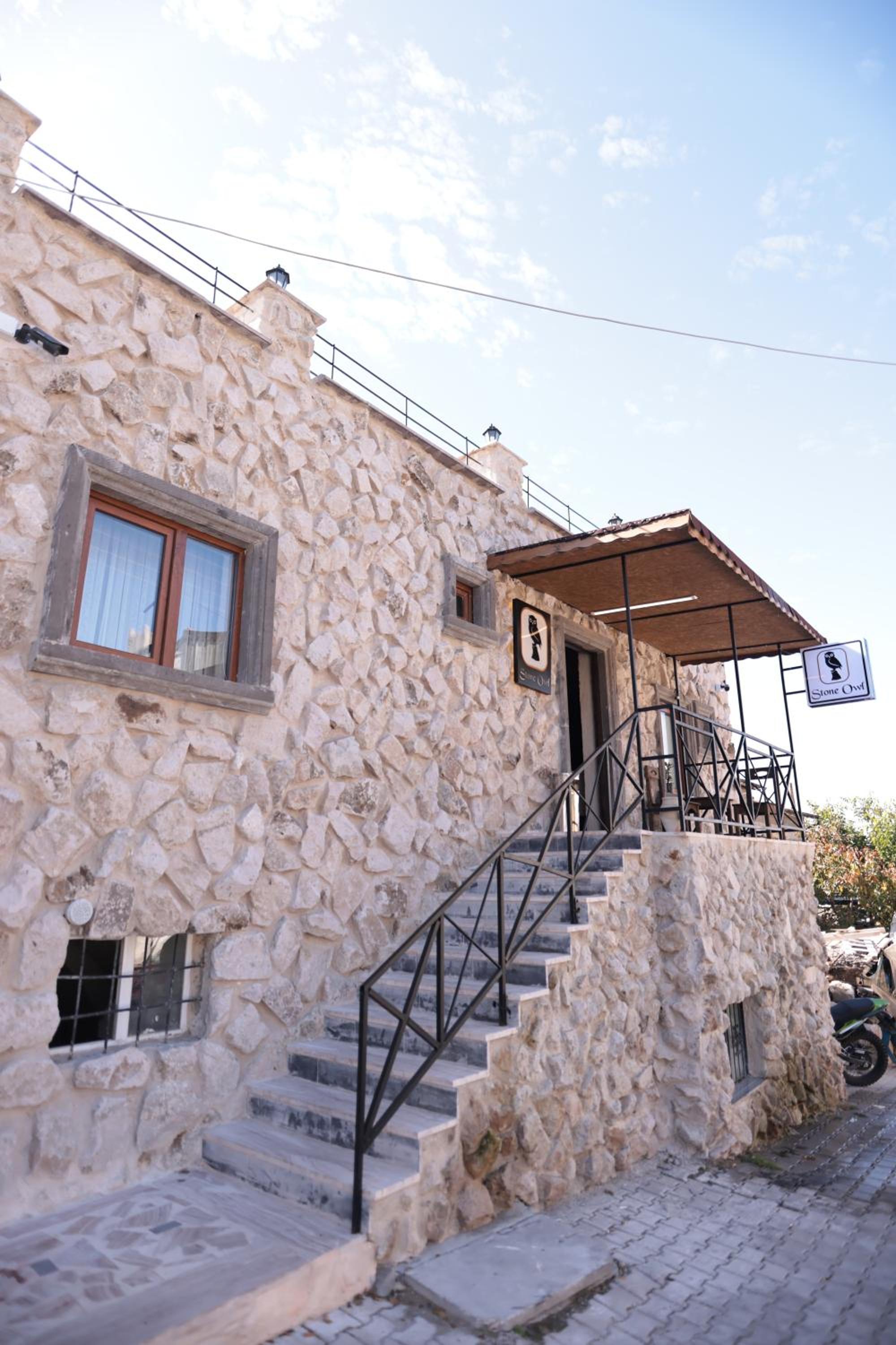 Hotel Stone Owl Otel & Restaurant - Image 1
