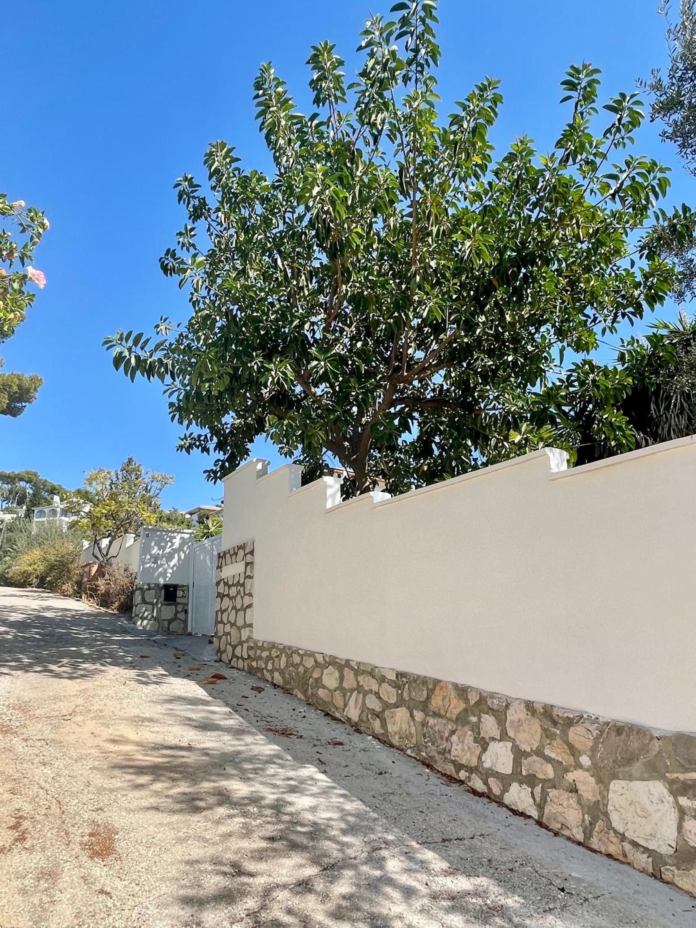 Private & charming self-contained apartment on beautiful Villa