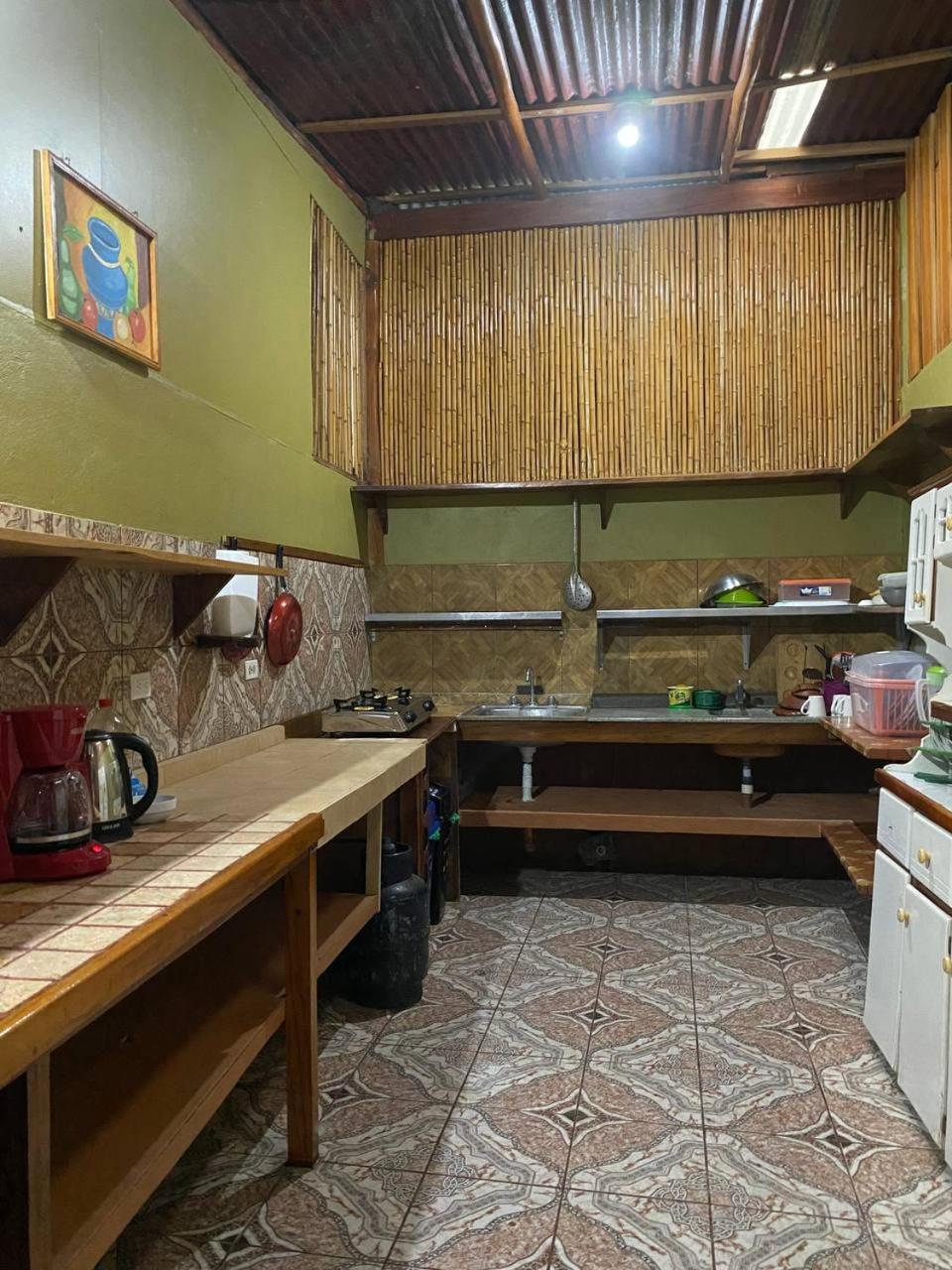 Mauras Tropical Mini Hostel & Tours
