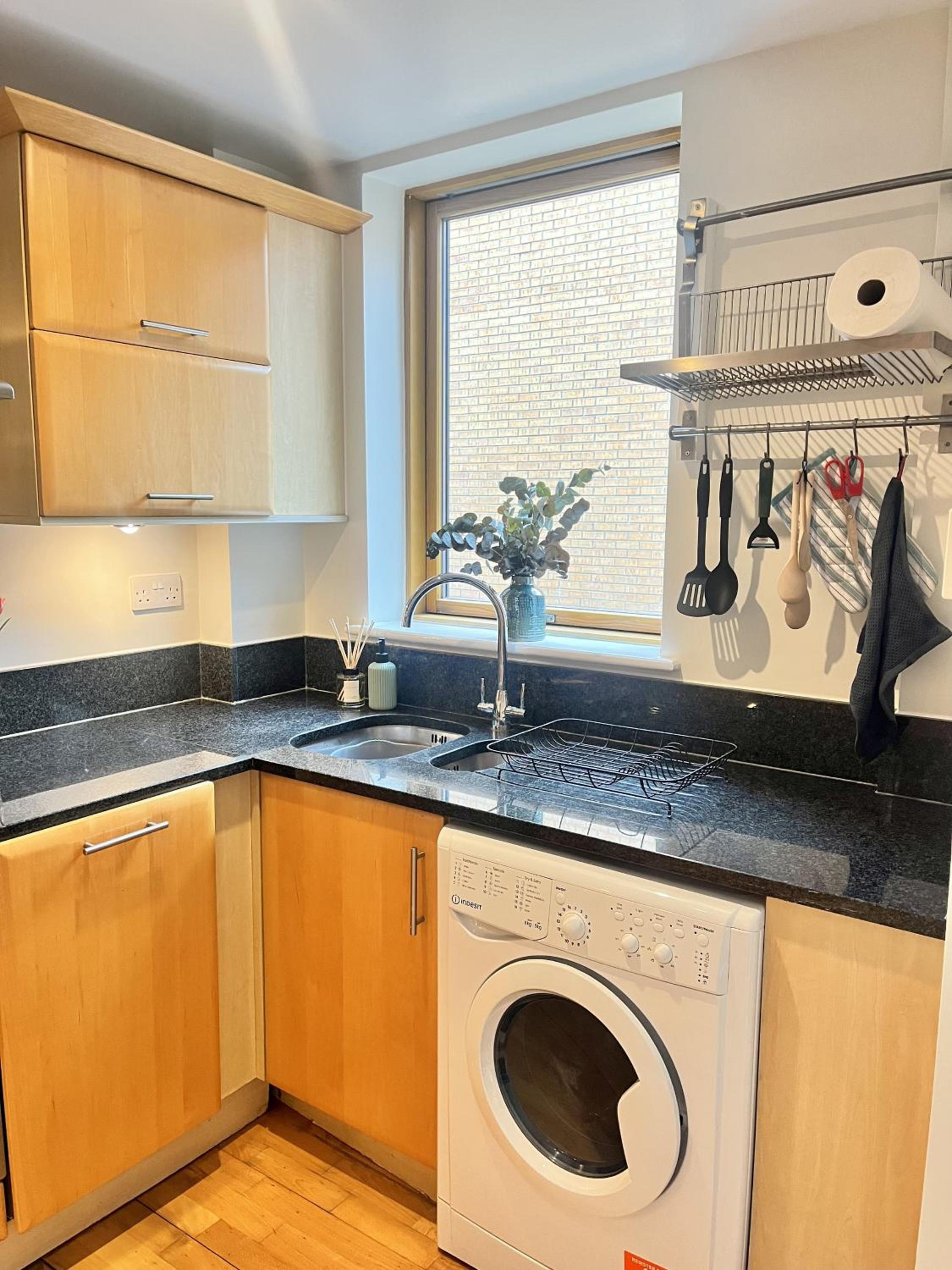 Spacious Gated Mews Apartment, Clapham — kitchen