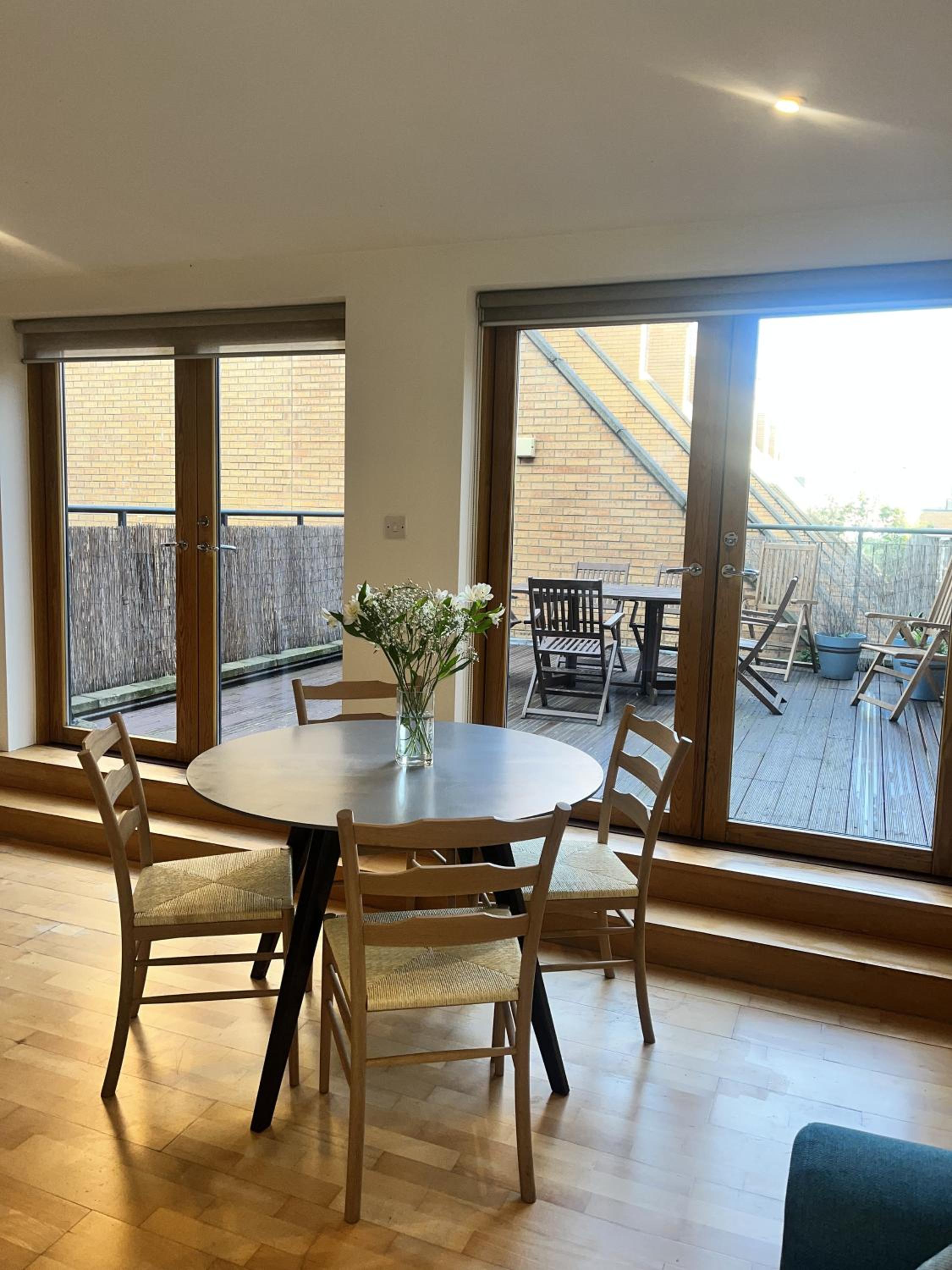 Spacious Gated Mews Apartment, Clapham — balance & terrace