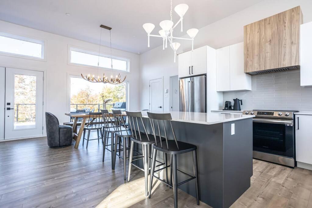 NEW Family Chalet for 12 people and Spa Mont Tremblant