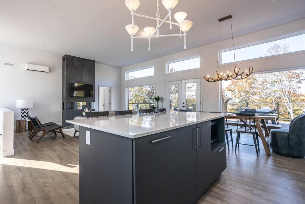 NEW Family Chalet for 12 people and Spa Mont Tremblant