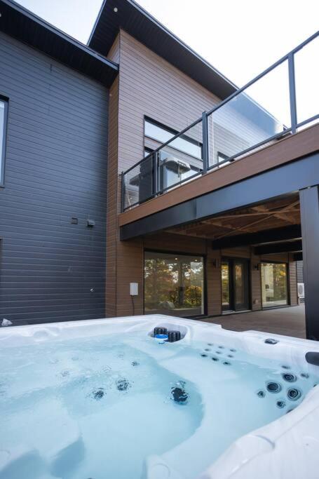NEW Family Chalet for 12 people and Spa Mont Tremblant