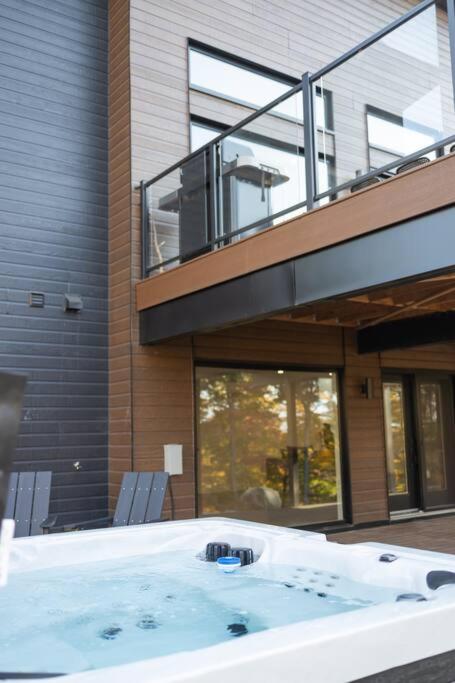 NEW Family Chalet for 12 people and Spa Mont Tremblant