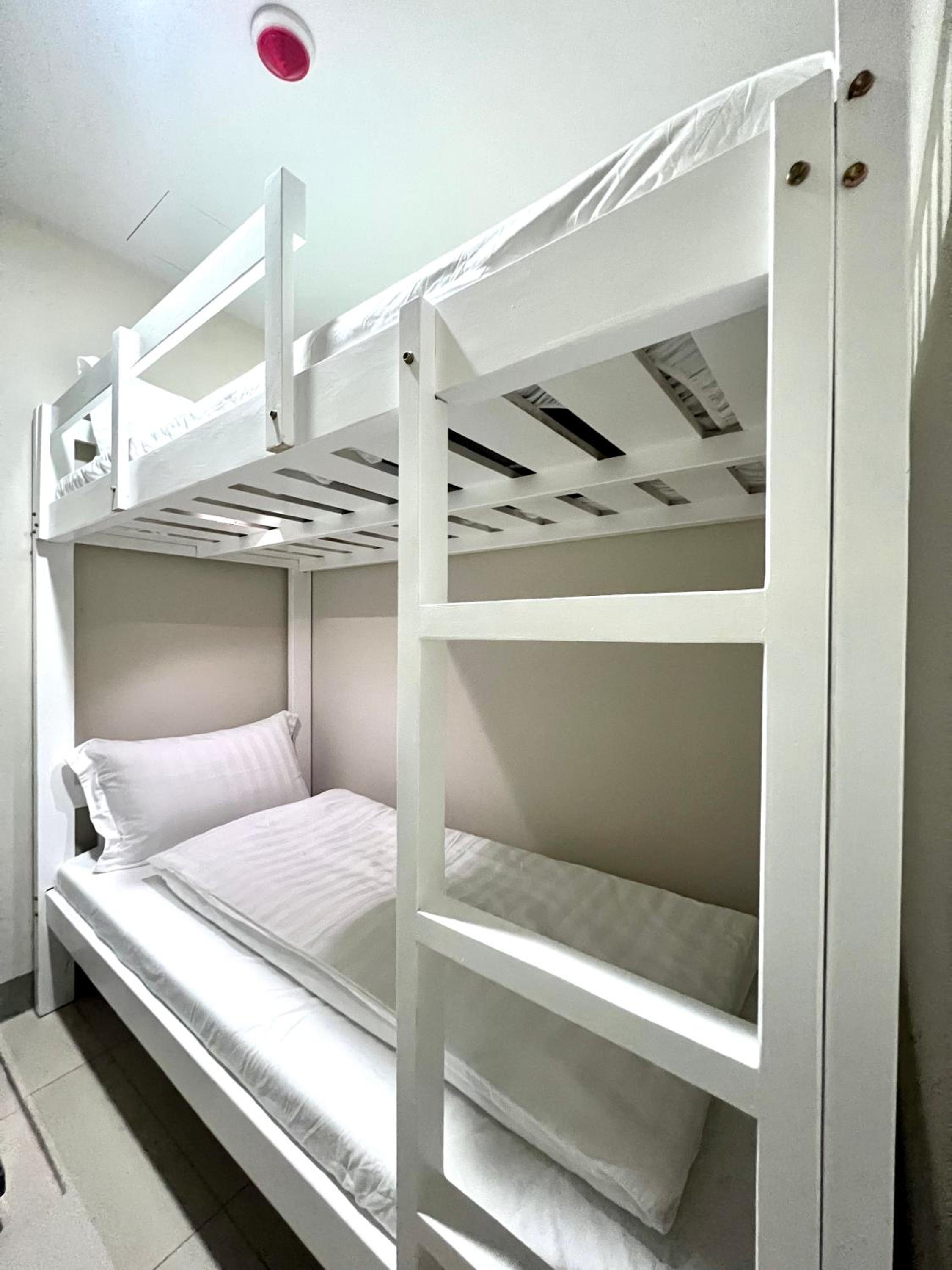 Cozy 2 Bedrooms in BGC with Balcony Bathtub 600Mbps