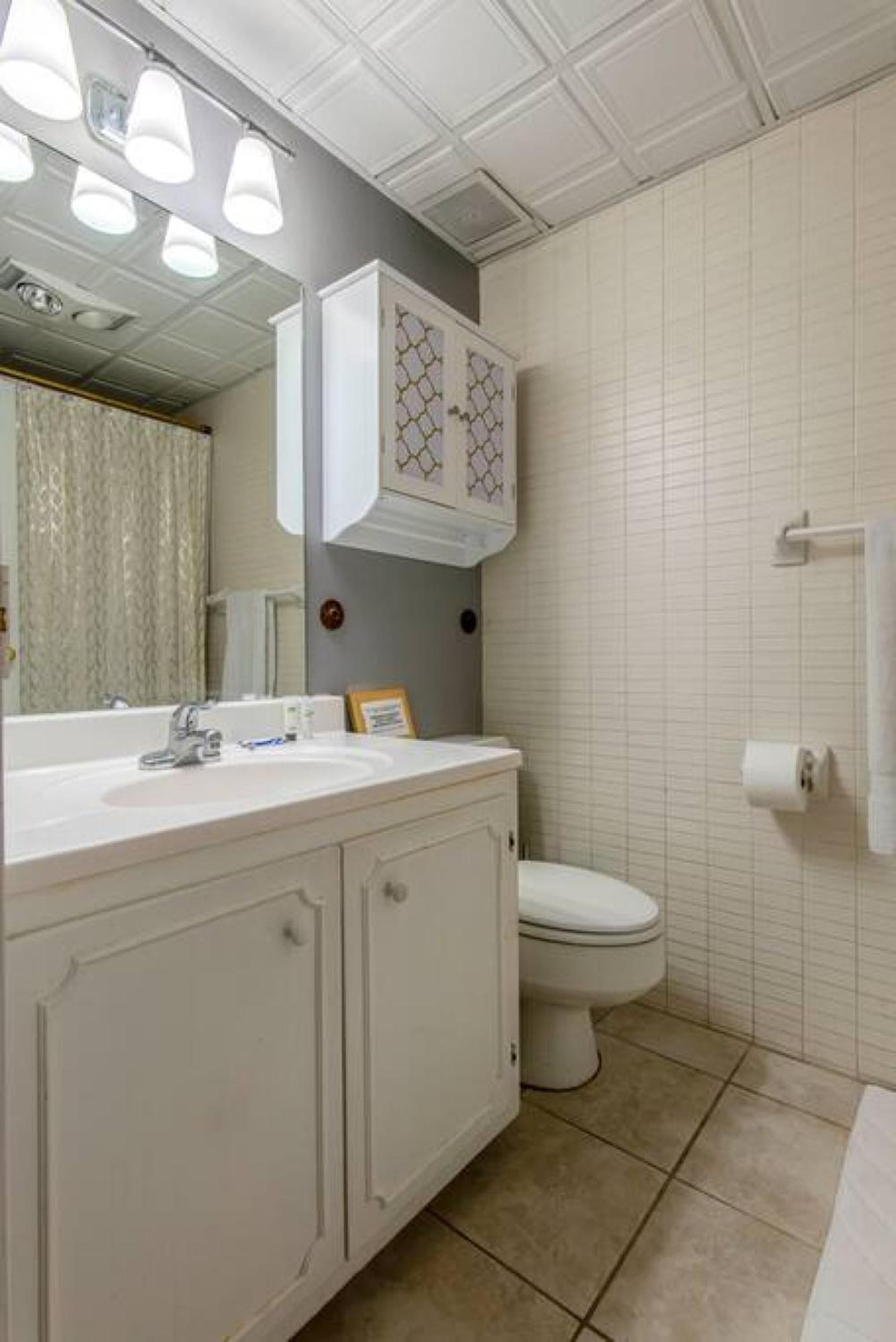 Famous MUSIC ROW 1 Bedroom Condo with FREE Parking and Pool view 4