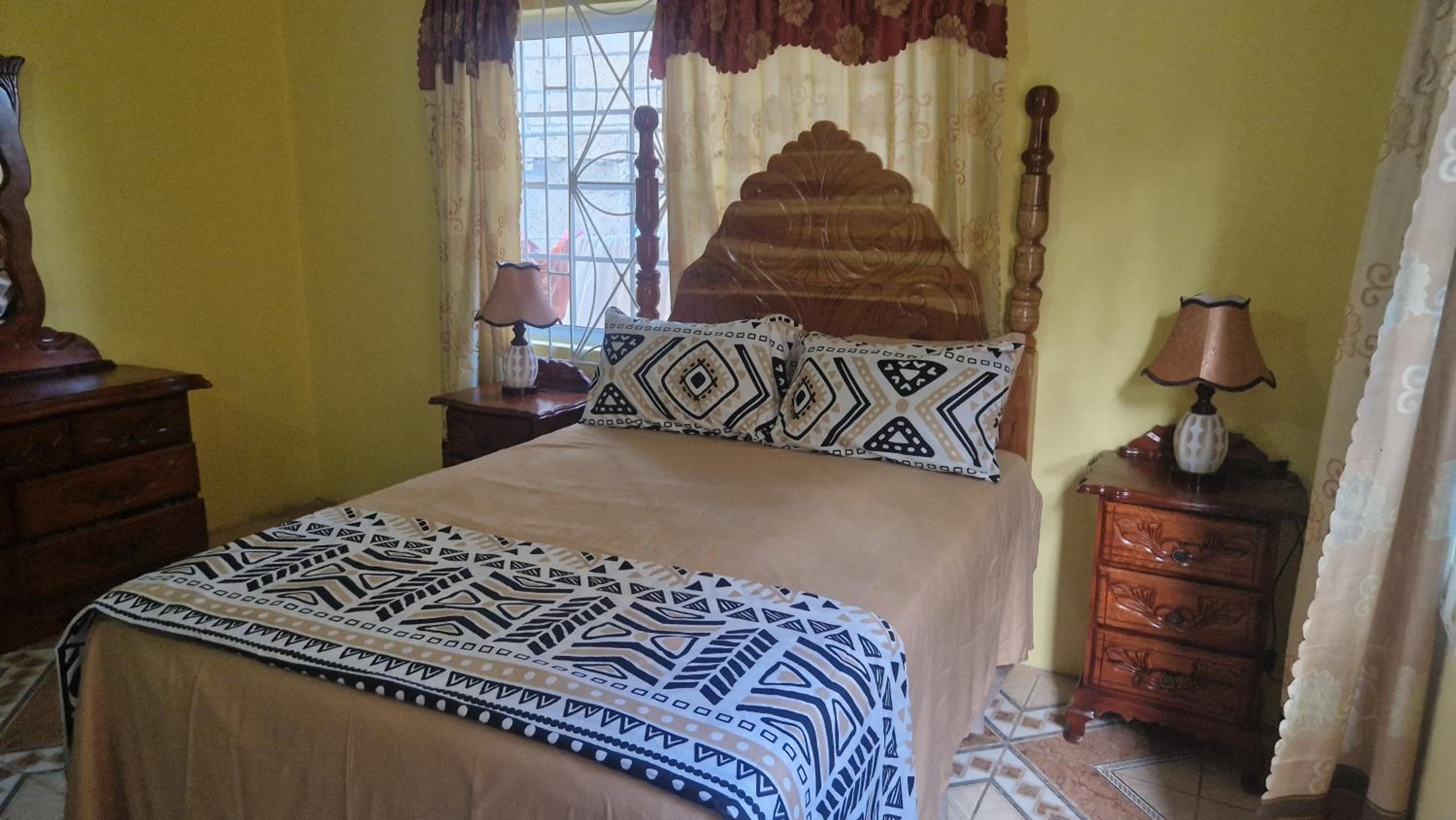 Bev's Rosevilla, photo 11