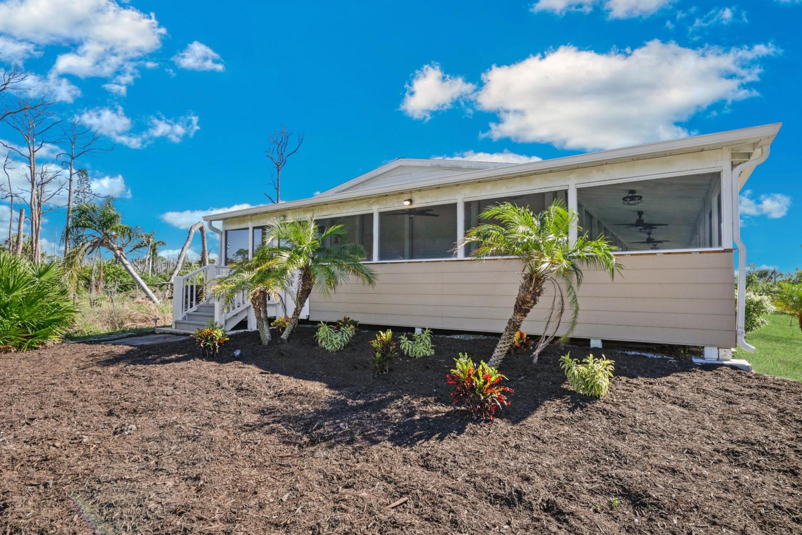 Villa Island Retreat, Country house overlooking 13 acres and a small lake view 4