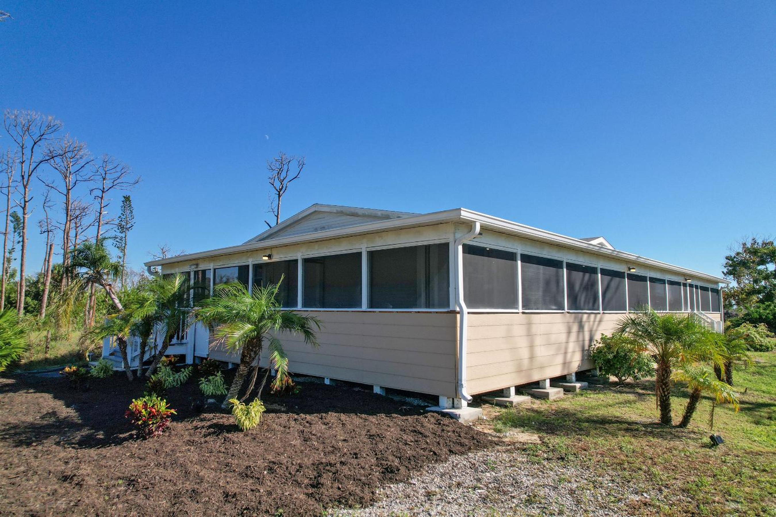 Villa Island Retreat, Country house overlooking 13 acres and a small lake view 2