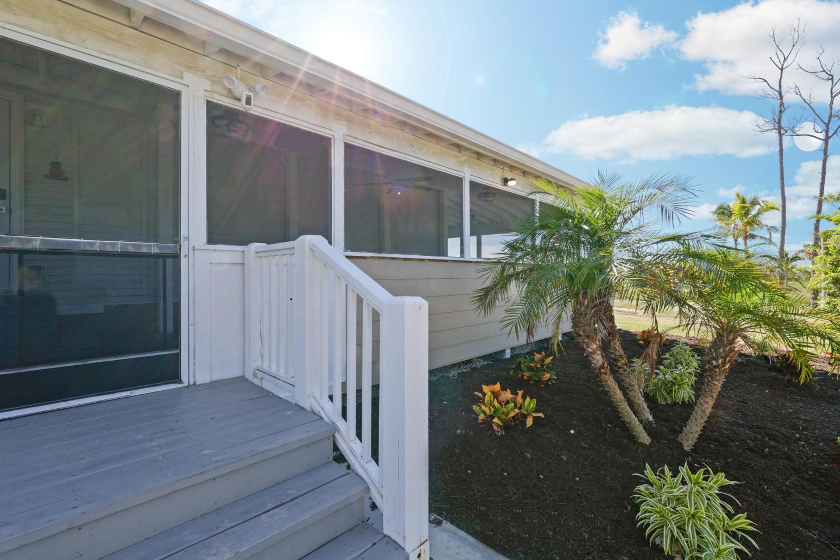 Villa Island Retreat, Country house overlooking 13 acres and a small lake view 5