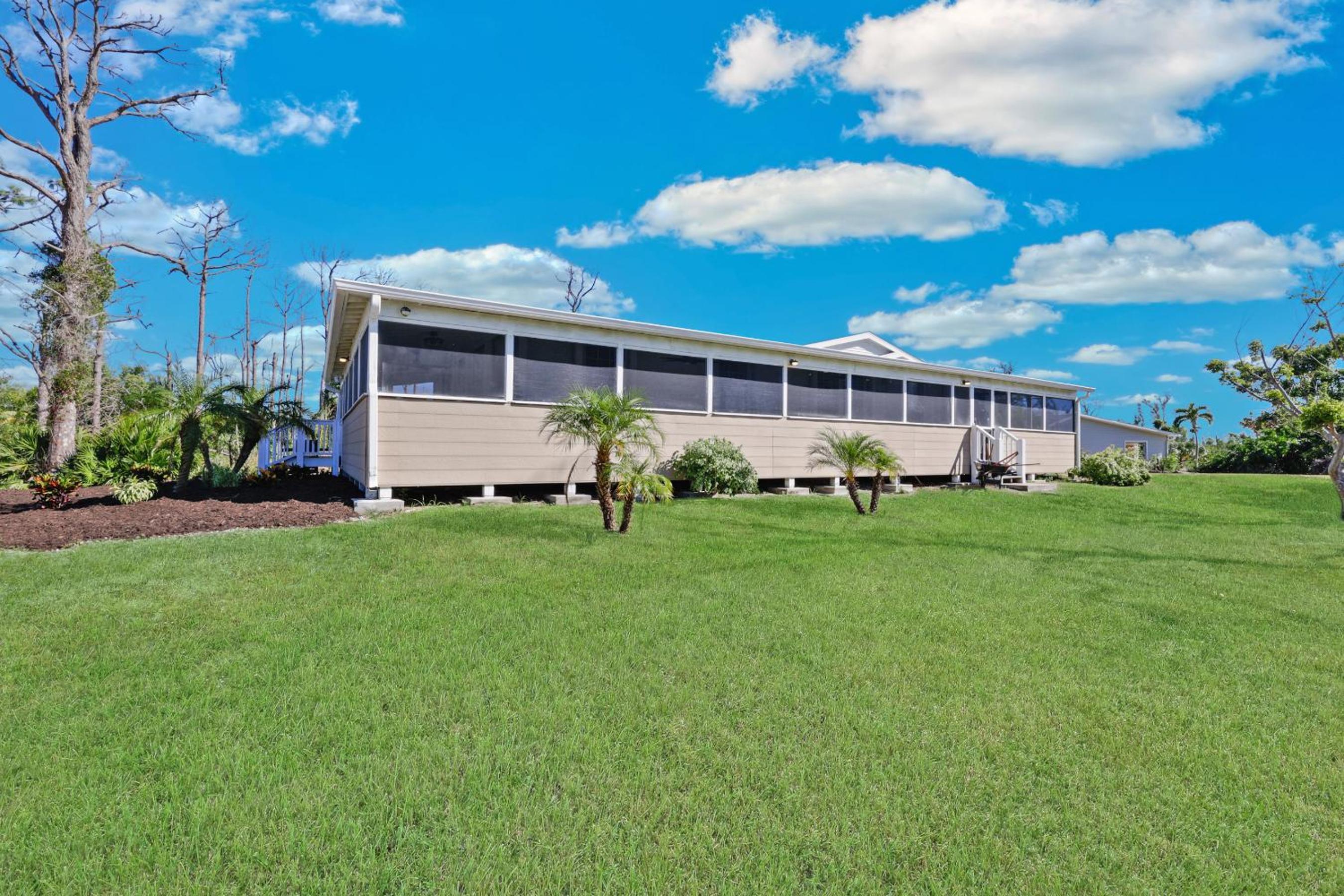 Villa Island Retreat, Country house overlooking 13 acres and a small lake view 3
