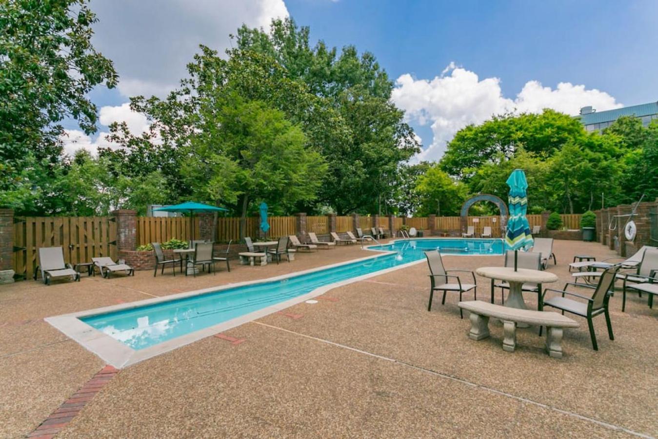Music City Holiday, on Music Row, has POOL & Free Parking view 4