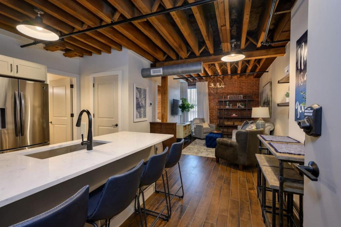 Regal Retreat in Nashville Pool Gym Free Parking view 5