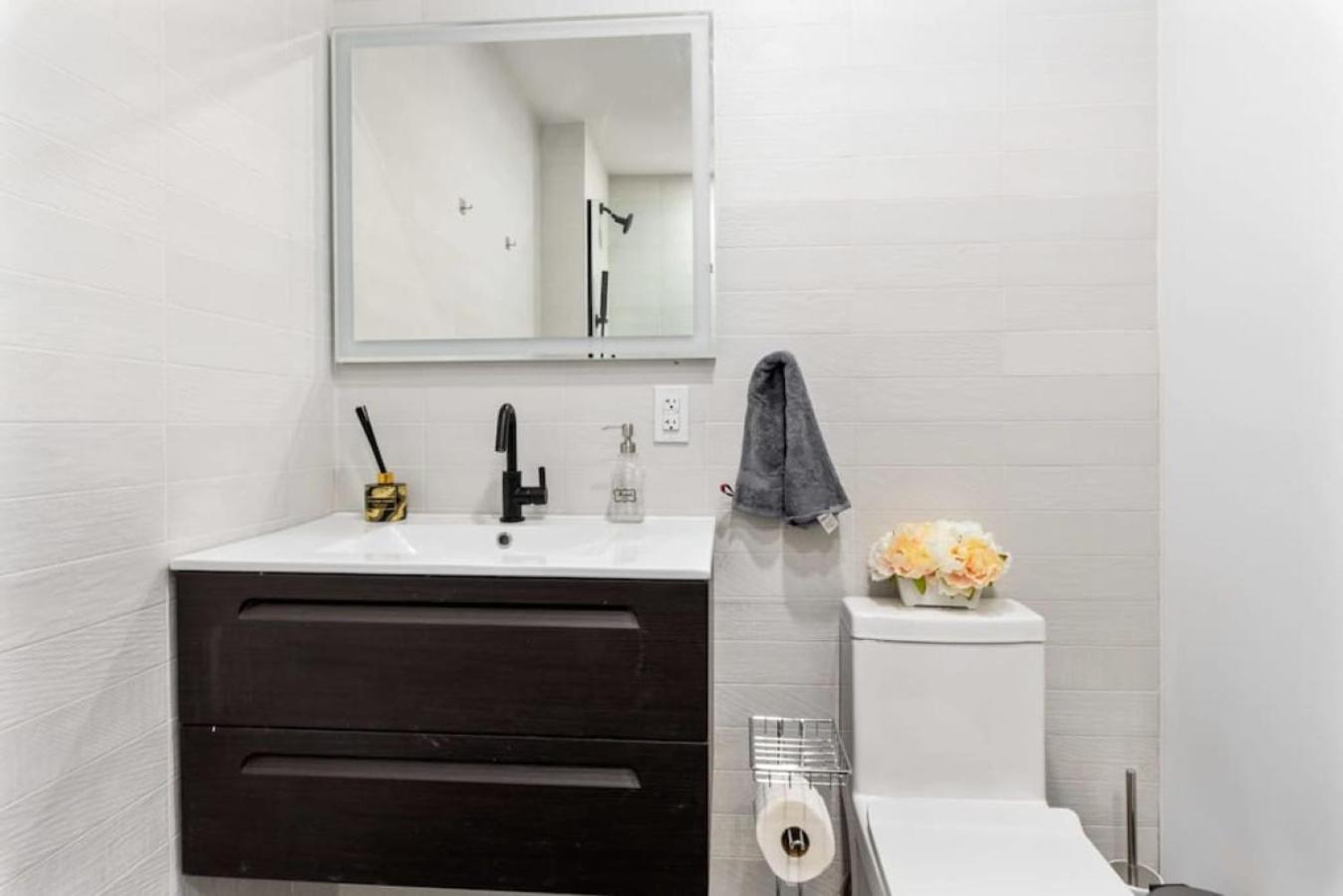 Luxury 3BR Duplex w Private Patio in Upper East - Image 5