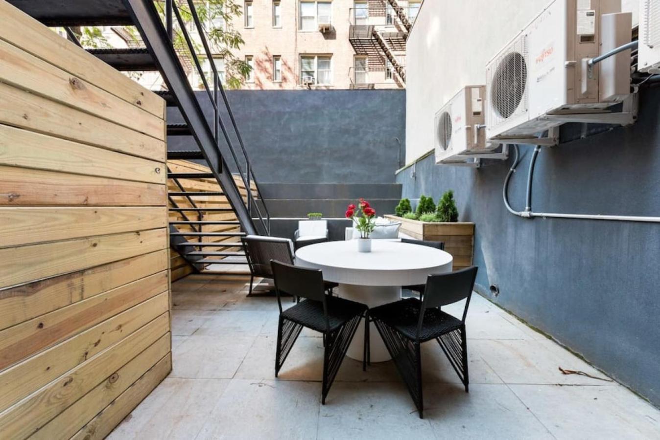 Luxury 3BR Duplex w Private Patio in Upper East - Image 2