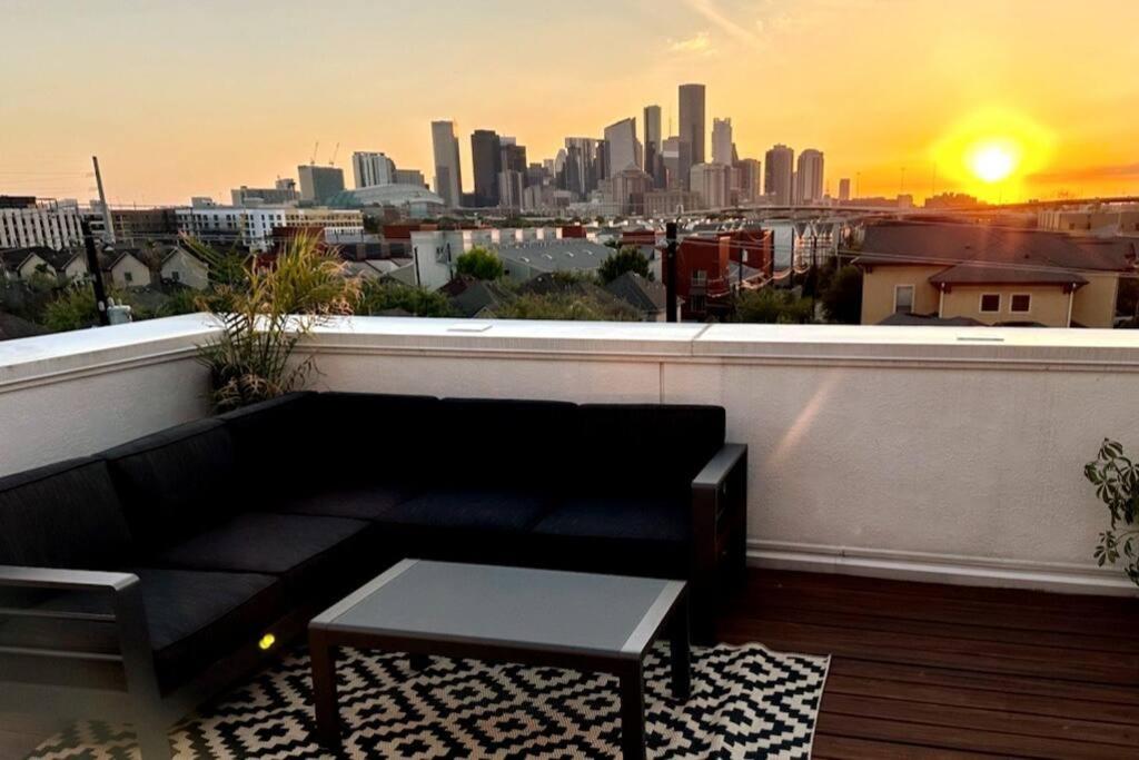 Downtown Escape - Backyard, Game room and Free Parking view 4