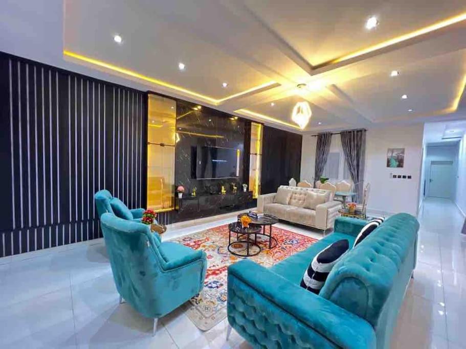 Luxury 4 Bedroom house with Swimming pool view 4