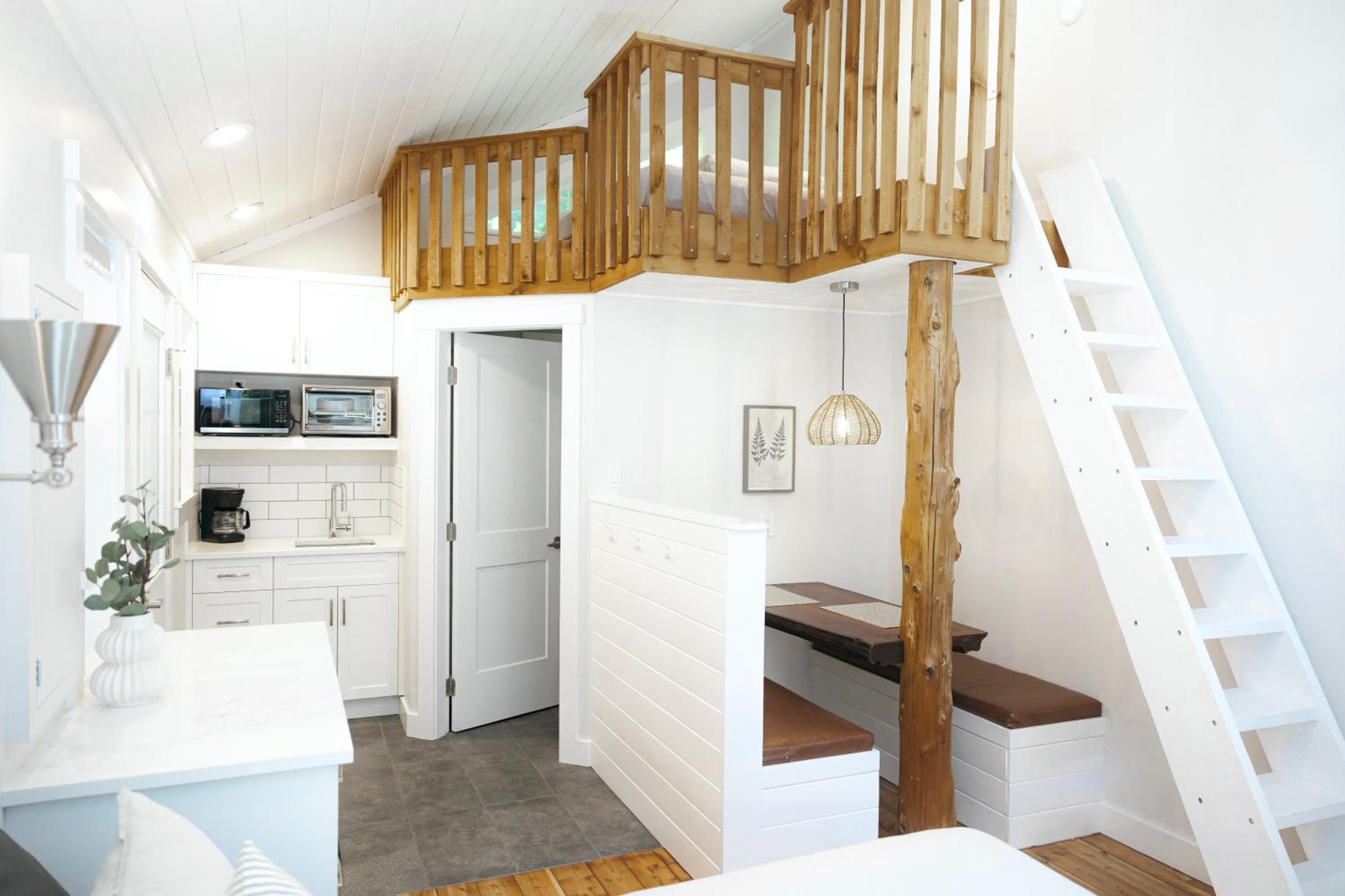 Surfs Inn Guesthouse & Cottages