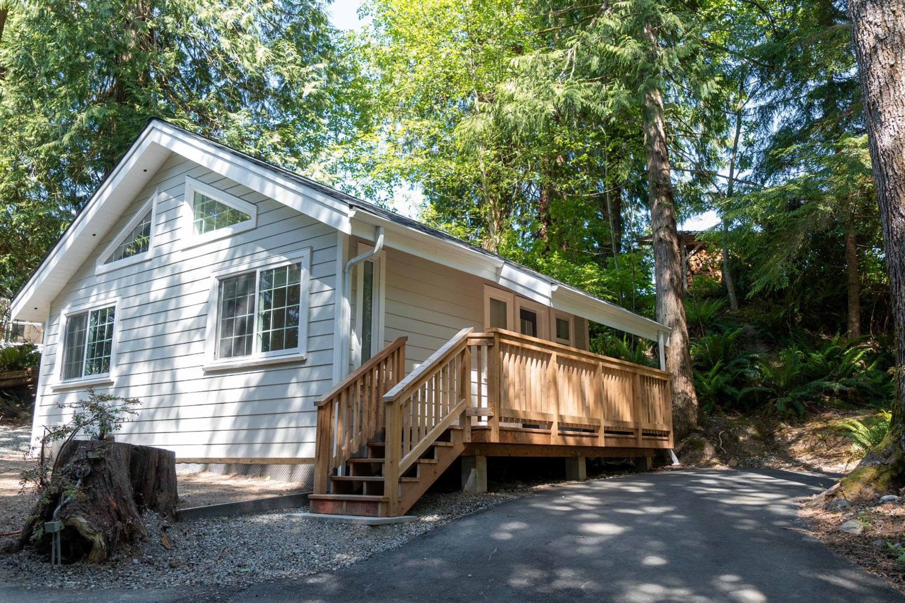 Surfs Inn Guesthouse & Cottages