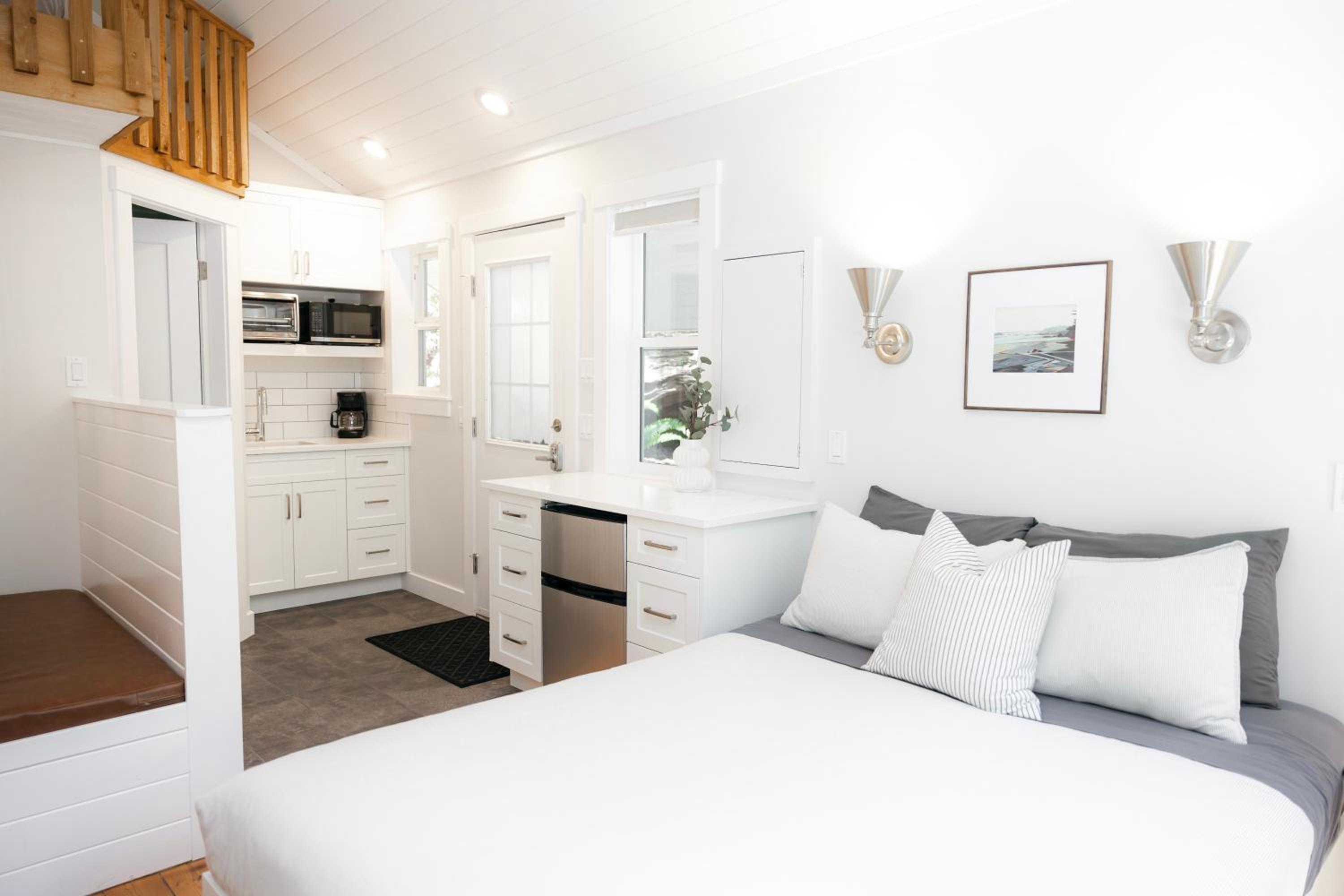 Surfs Inn Guesthouse & Cottages