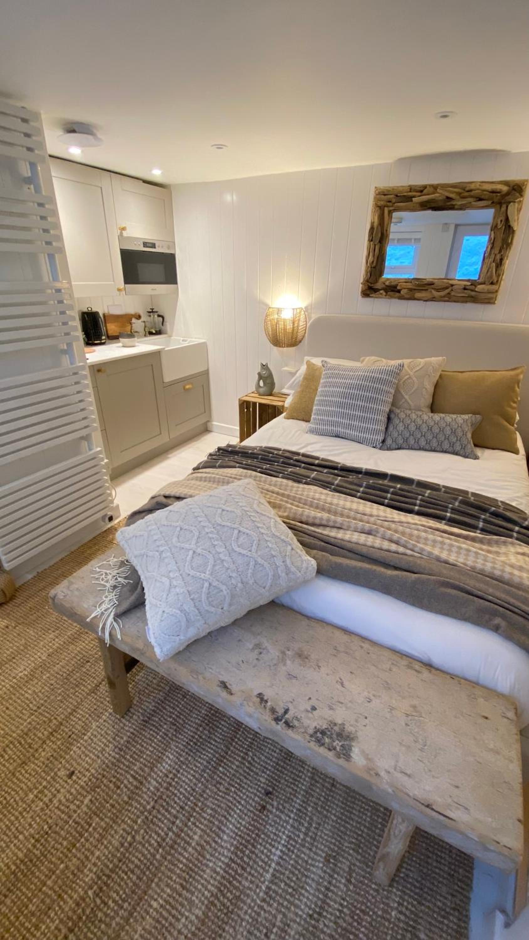 SMUGGLERS HIDE COTTAGE and separate but connecting SMUGGLERS CABIN - - In a beautifully renovated fishermans cottage - - HARBOUR VIEWS - - BEACH only 10 me
