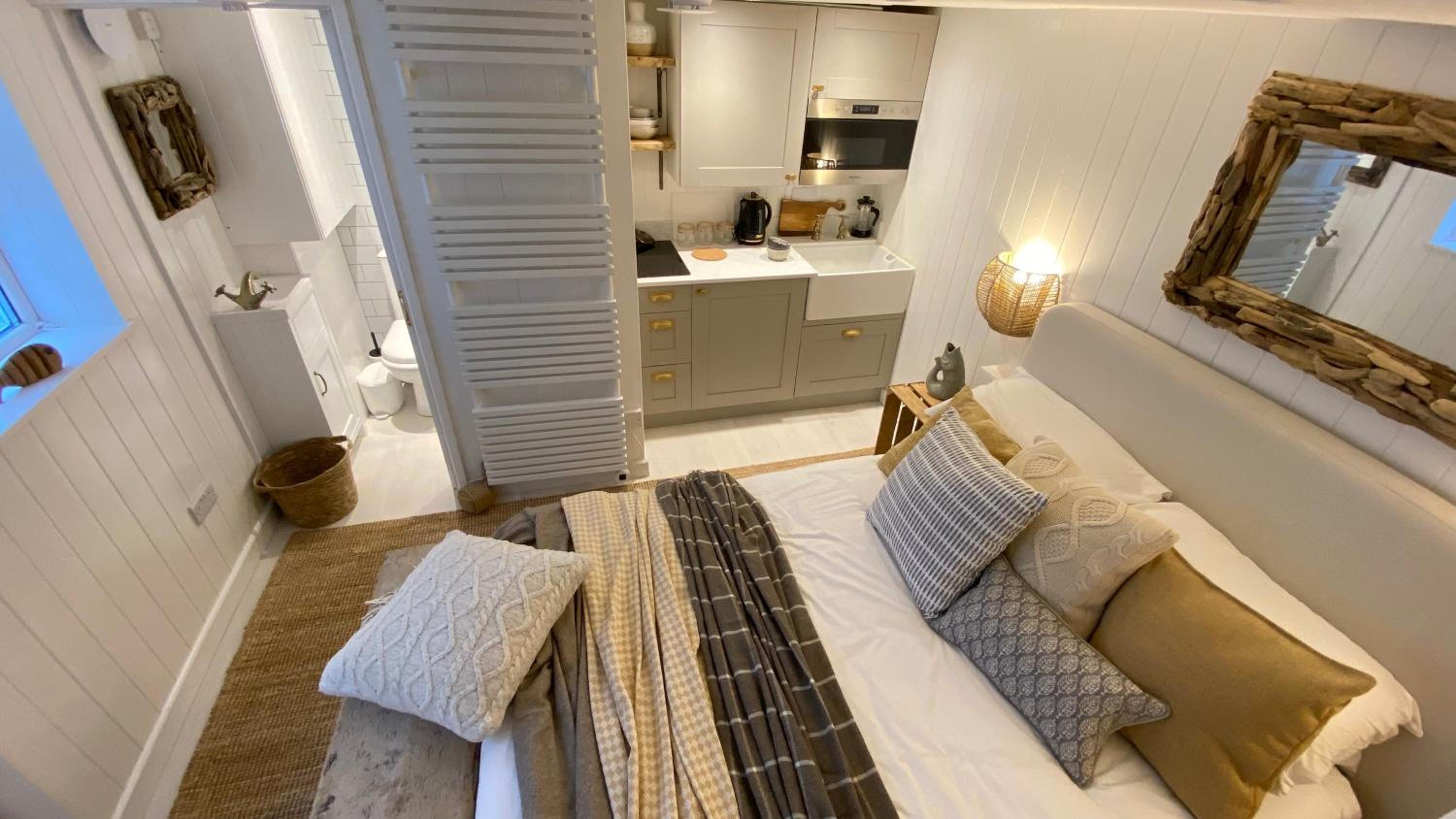 SMUGGLERS HIDE COTTAGE and separate but connecting SMUGGLERS CABIN - - In a beautifully renovated fishermans cottage - - HARBOUR VIEWS - - BEACH only 10 me, photo 48