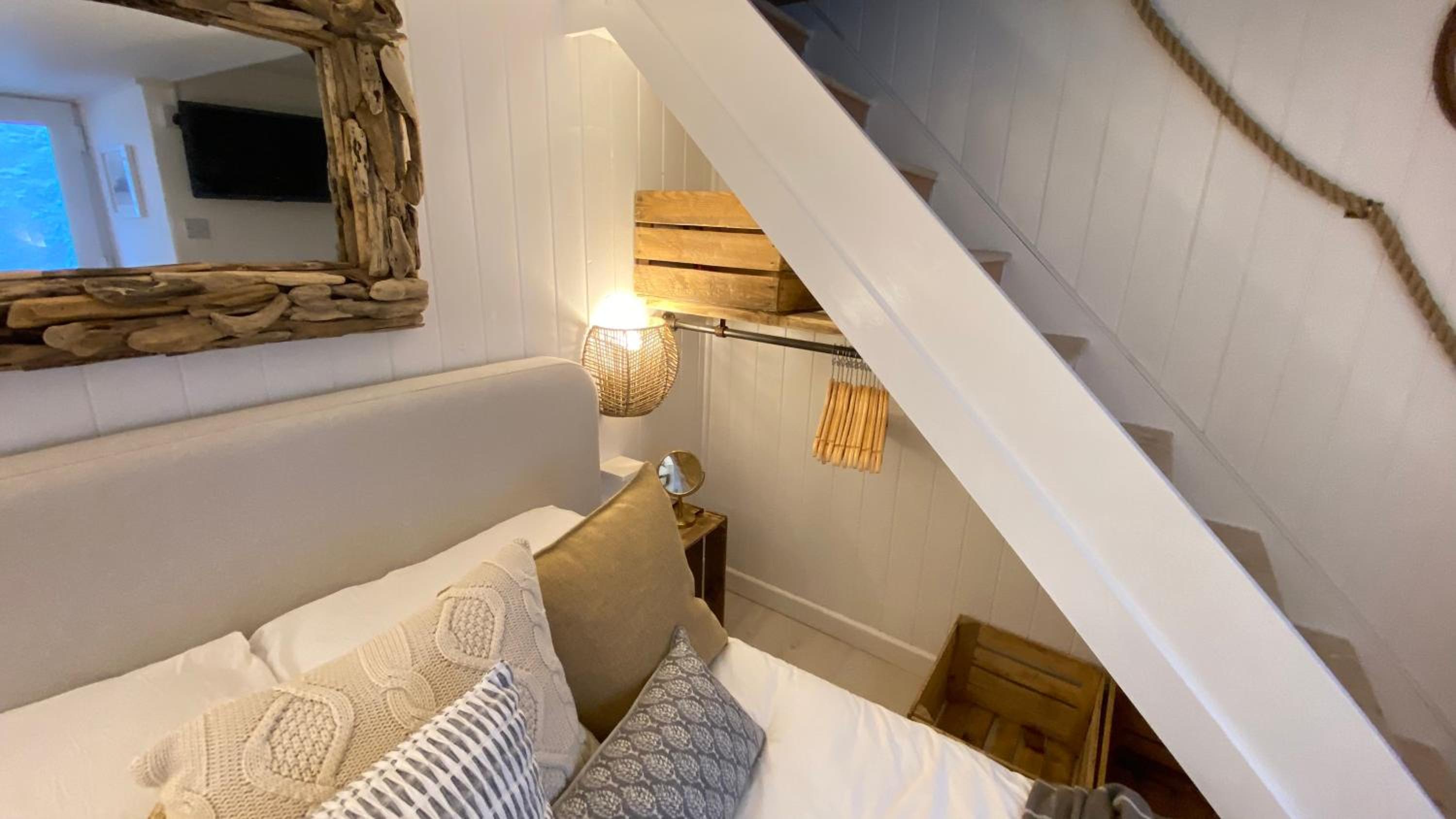 SMUGGLERS HIDE COTTAGE and separate but connecting SMUGGLERS CABIN - - In a beautifully renovated fishermans cottage - - HARBOUR VIEWS - - BEACH only 10 me, photo 11