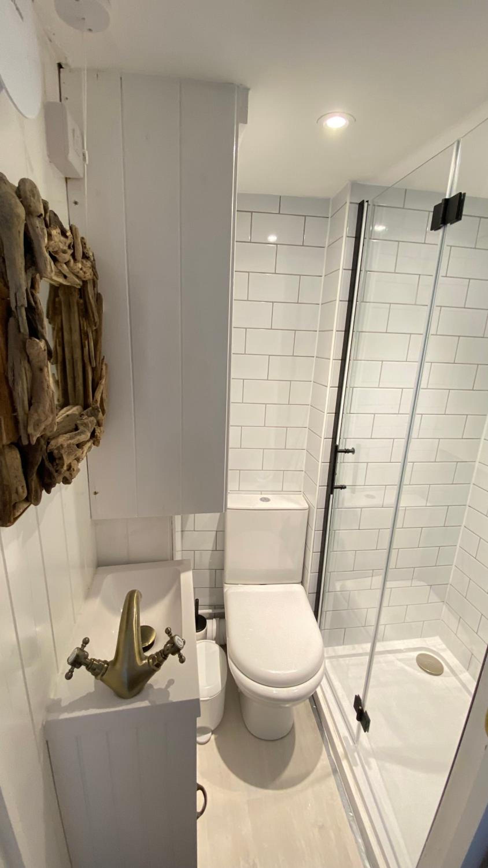 SMUGGLERS HIDE COTTAGE and separate but connecting SMUGGLERS CABIN - - In a beautifully renovated fishermans cottage - - HARBOUR VIEWS - - BEACH only 10 me